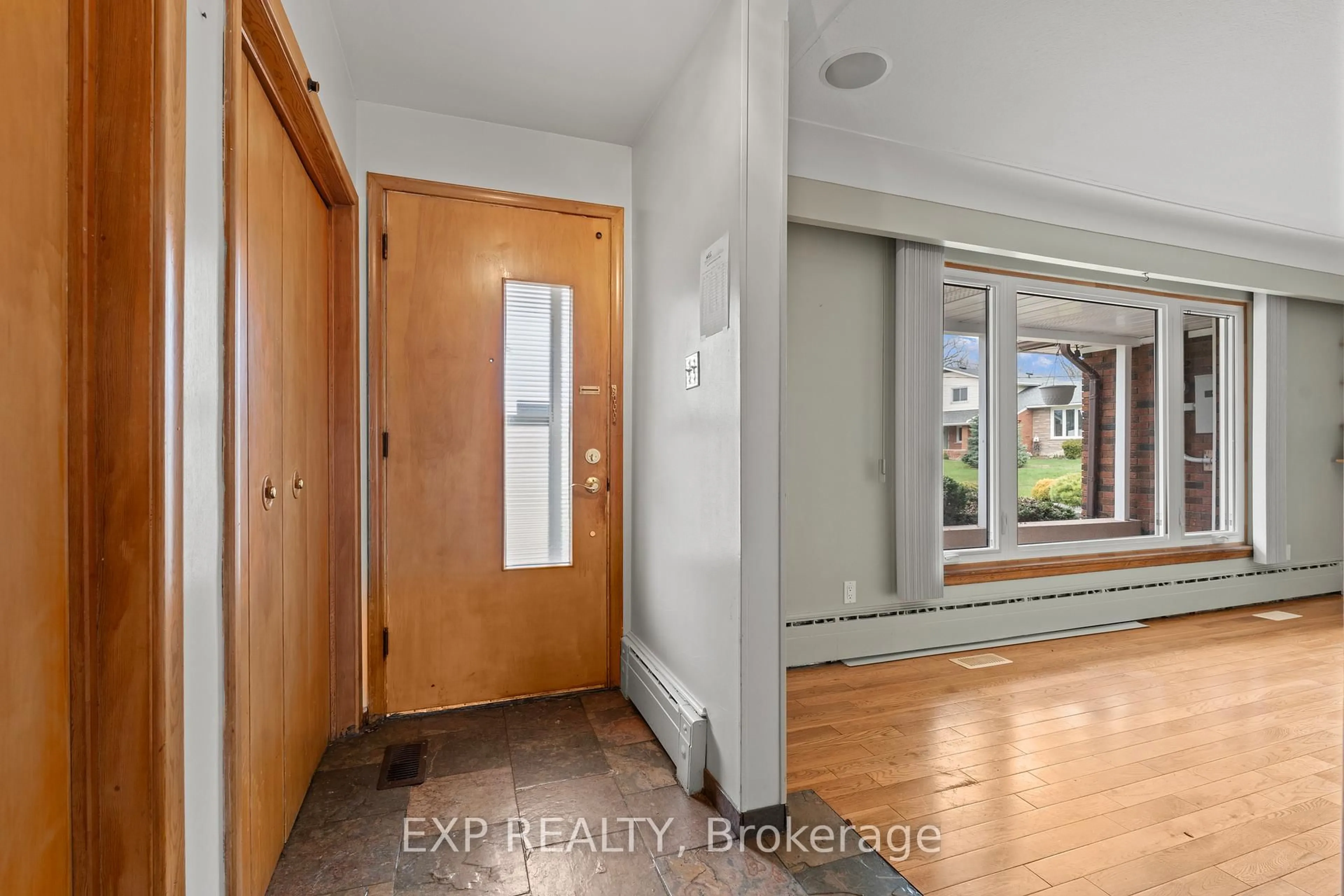 Indoor entryway for 5224 Timothy Cres, Niagara Falls Ontario L2E 5G3