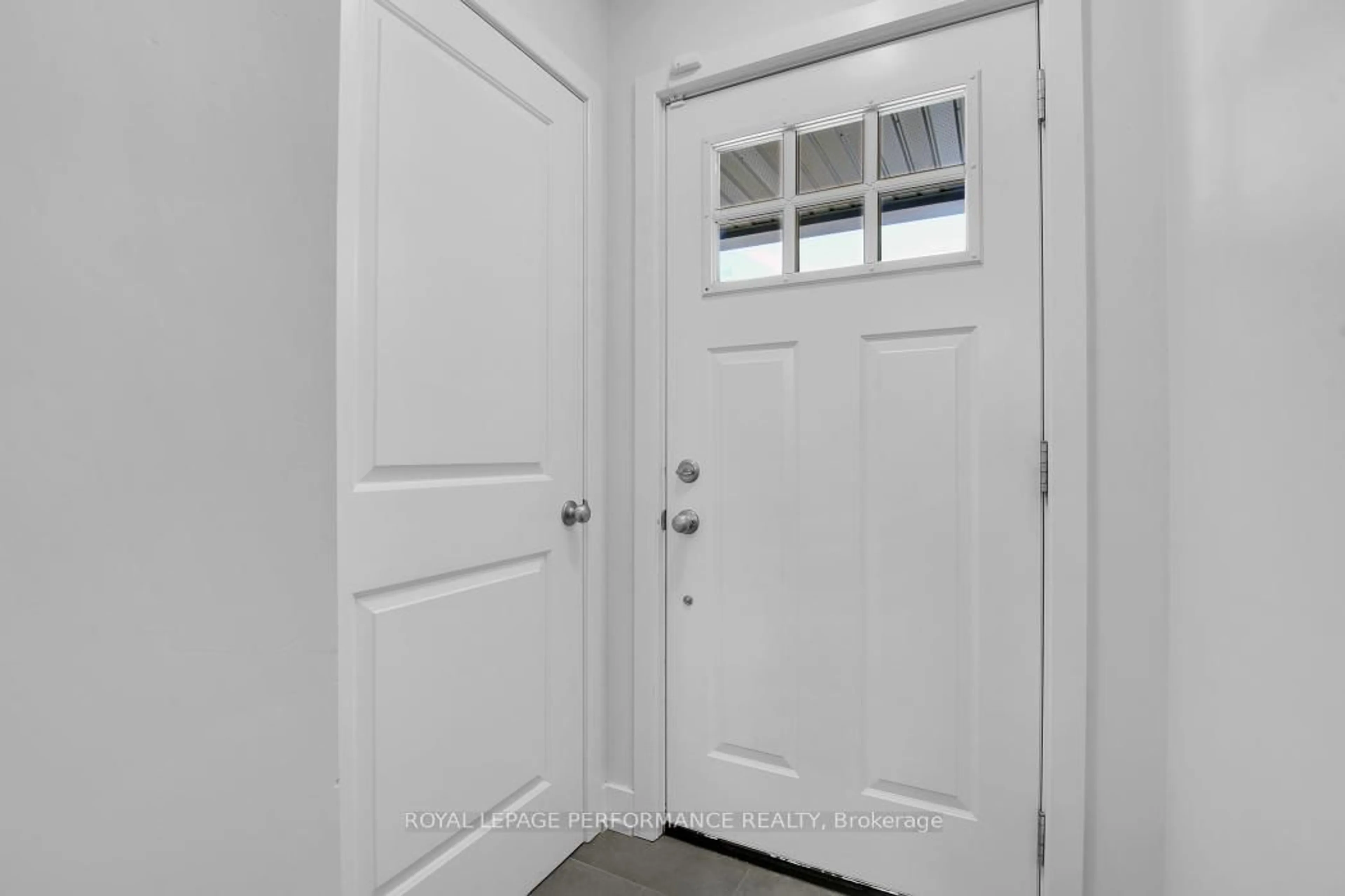 Indoor entryway for 30 WHITCOMB Cres, Smiths Falls Ontario K7A 0C2