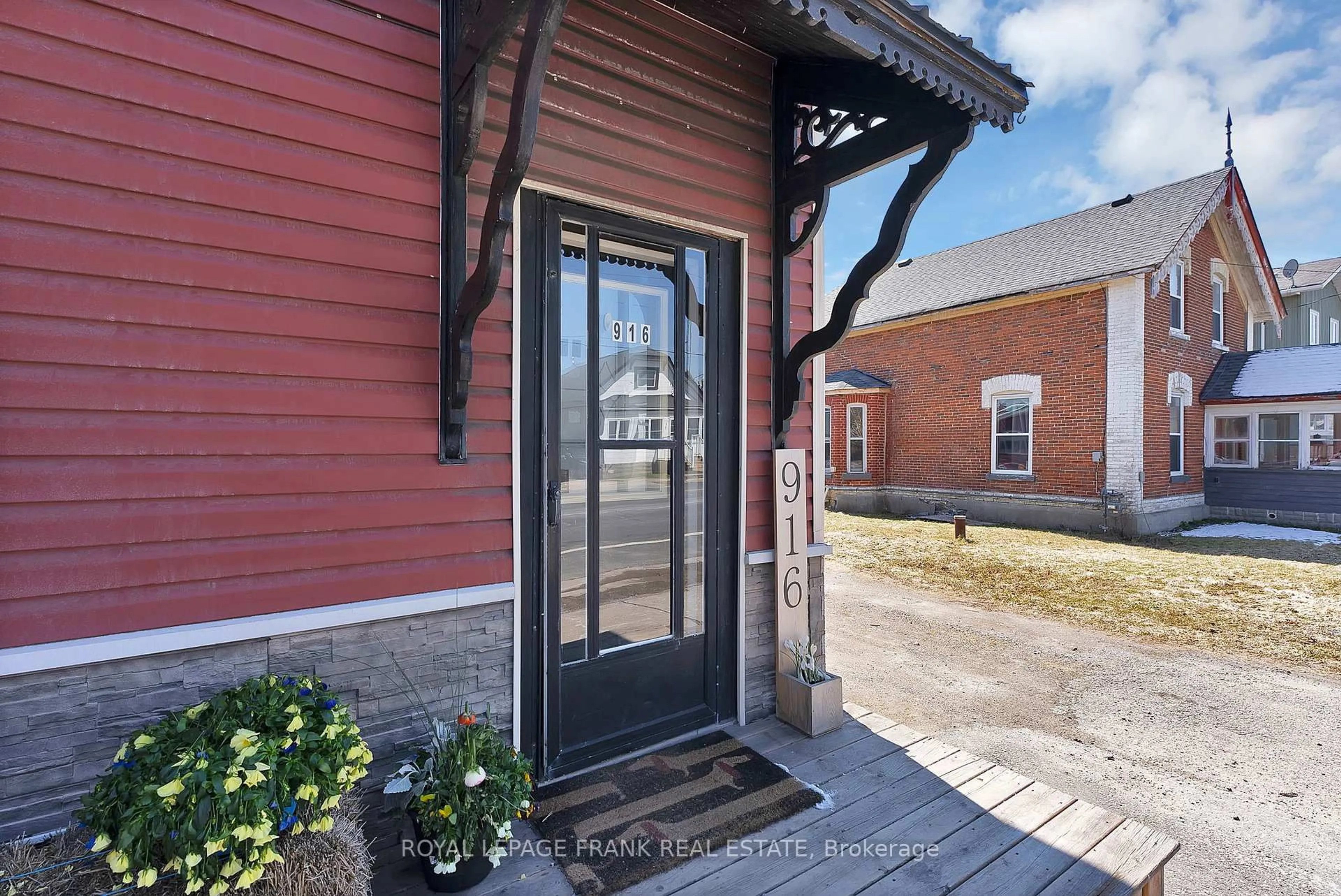 Indoor entryway for 916 Highway 7, Kawartha Lakes Ontario K0M 2M0