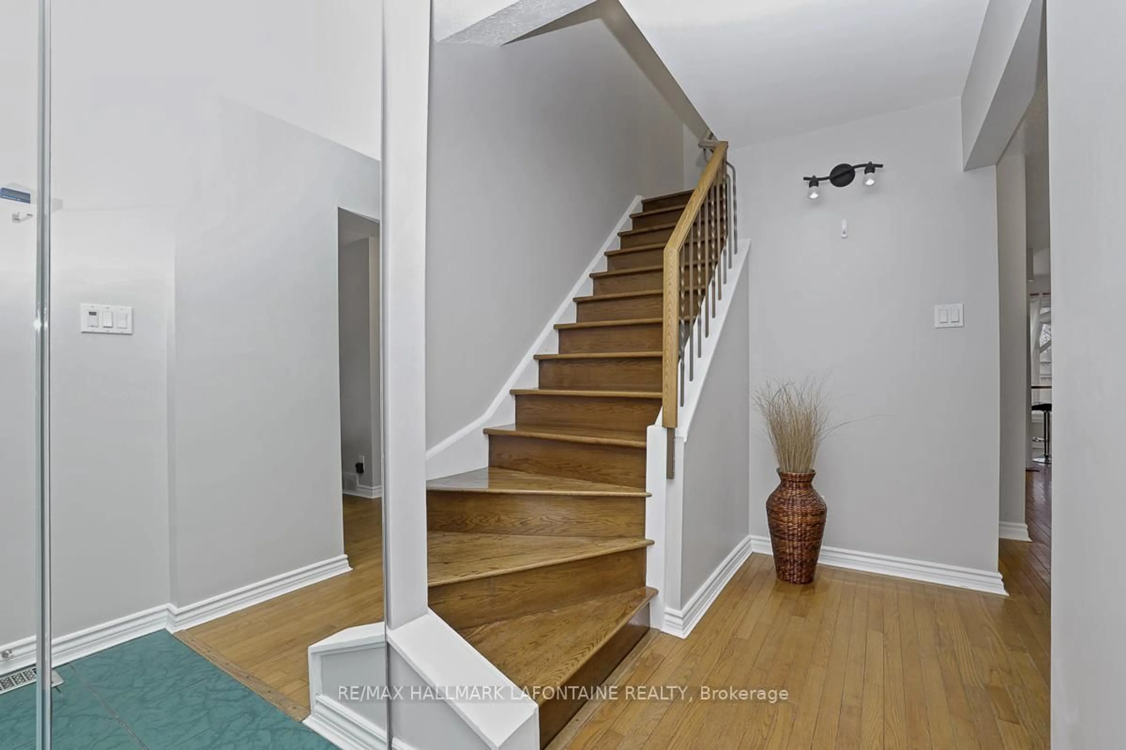 Stairs for 553 Apollo Way, Orleans Ontario K4A 1V1