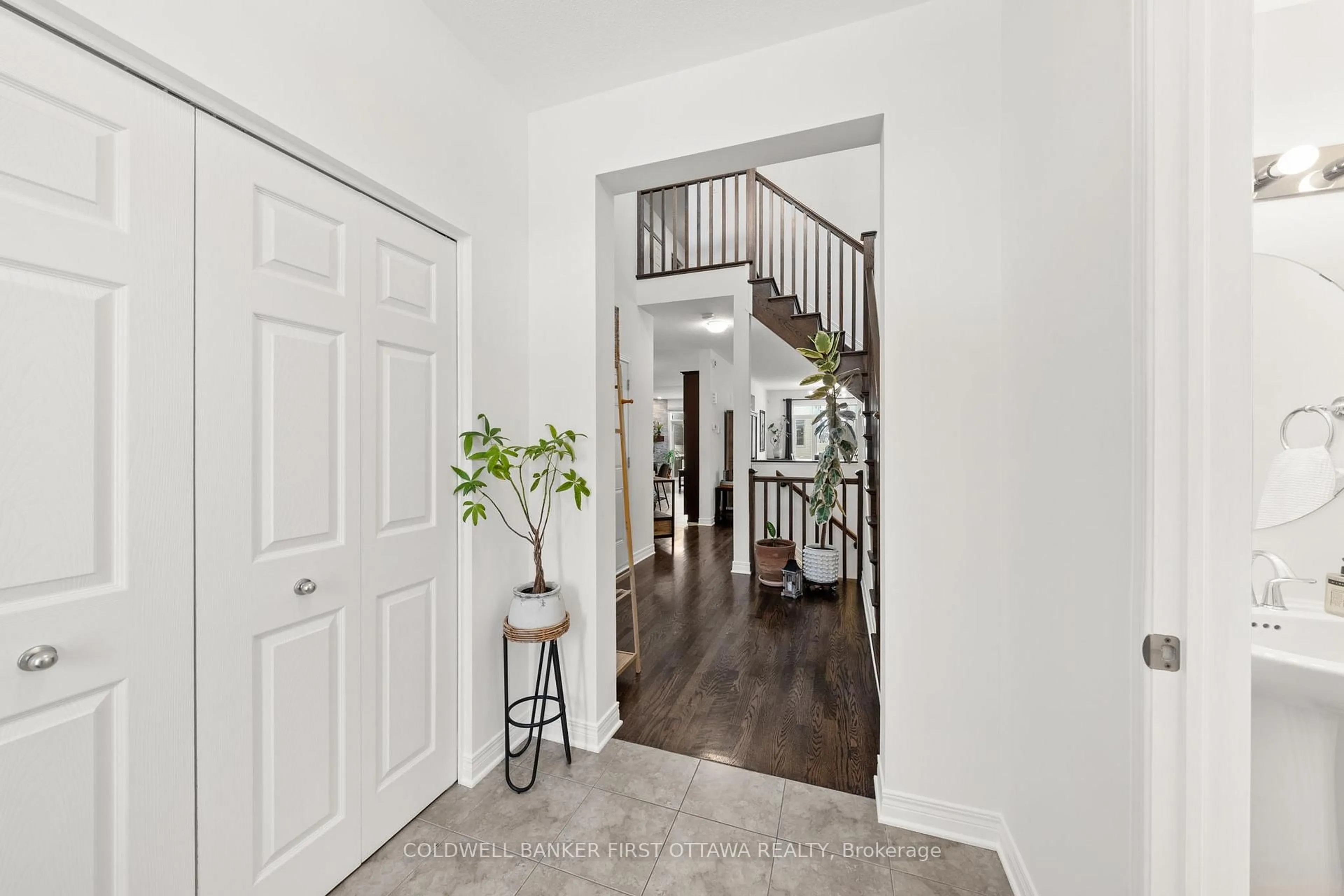 Indoor entryway for 220 Dave Smith Cres, Ottawa Ontario K4M 0B7