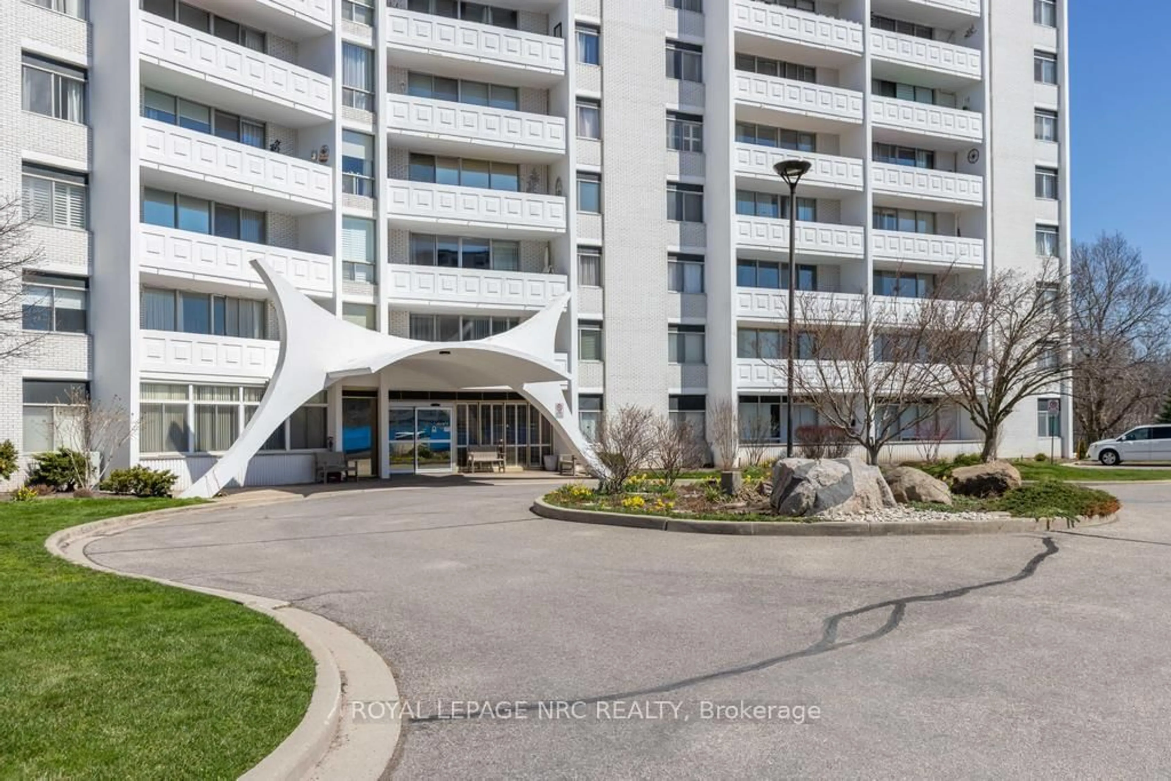 Indoor foyer for 15 Towering Hts #1205, St. Catharines Ontario L2T 3G7