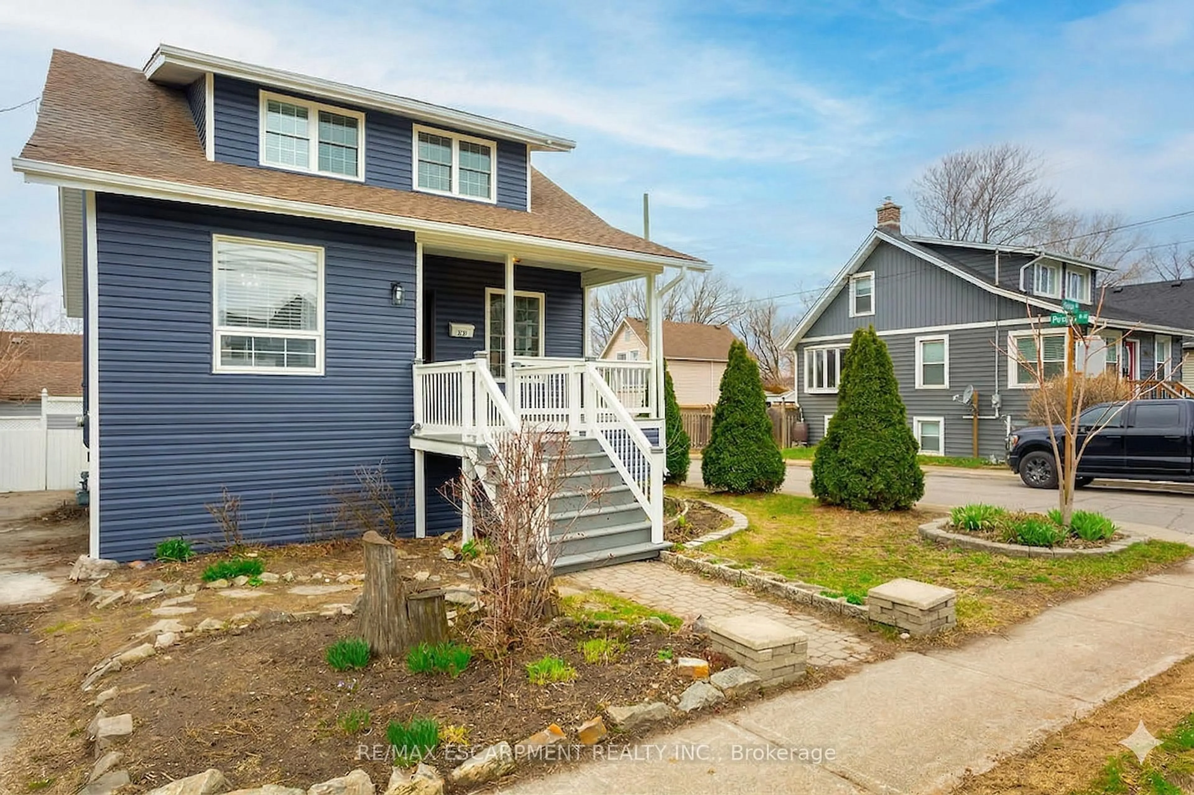 Home with vinyl exterior material, street for 270 Beach Blvd, Hamilton Ontario L8H 6W1