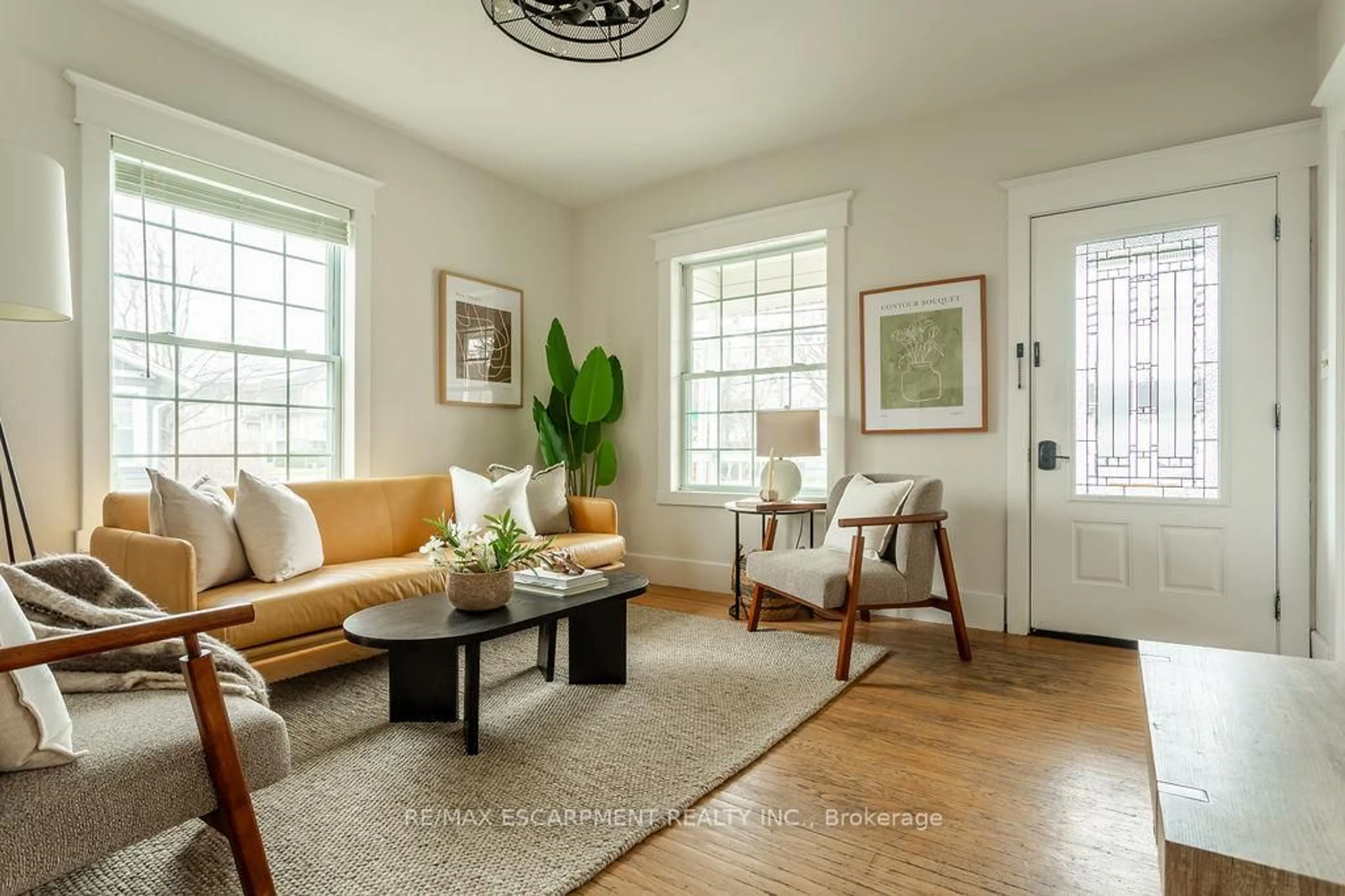 Living room with furniture, unknown for 270 Beach Blvd, Hamilton Ontario L8H 6W1