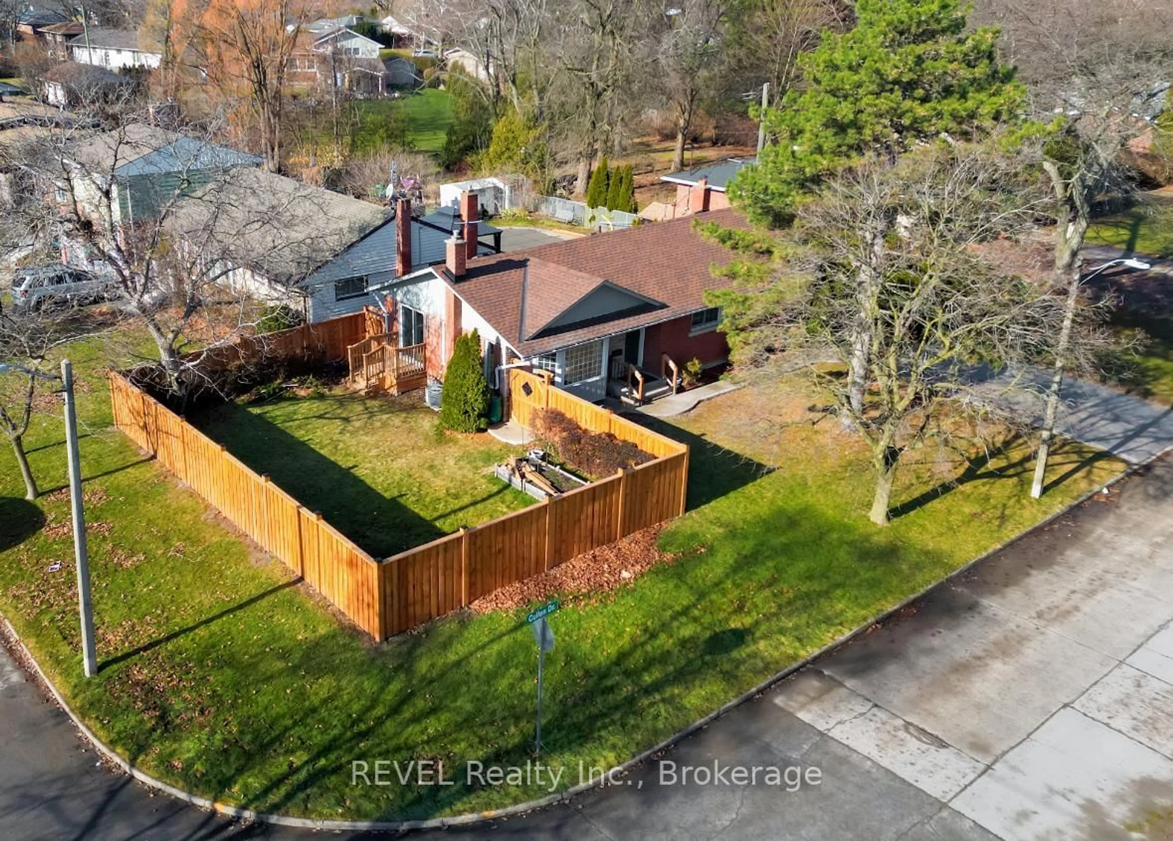 A pic from outside/outdoor area/front of a property/back of a property/a pic from drone, street for 26 CULLEN Dr, St. Catharines Ontario L2T 3H1