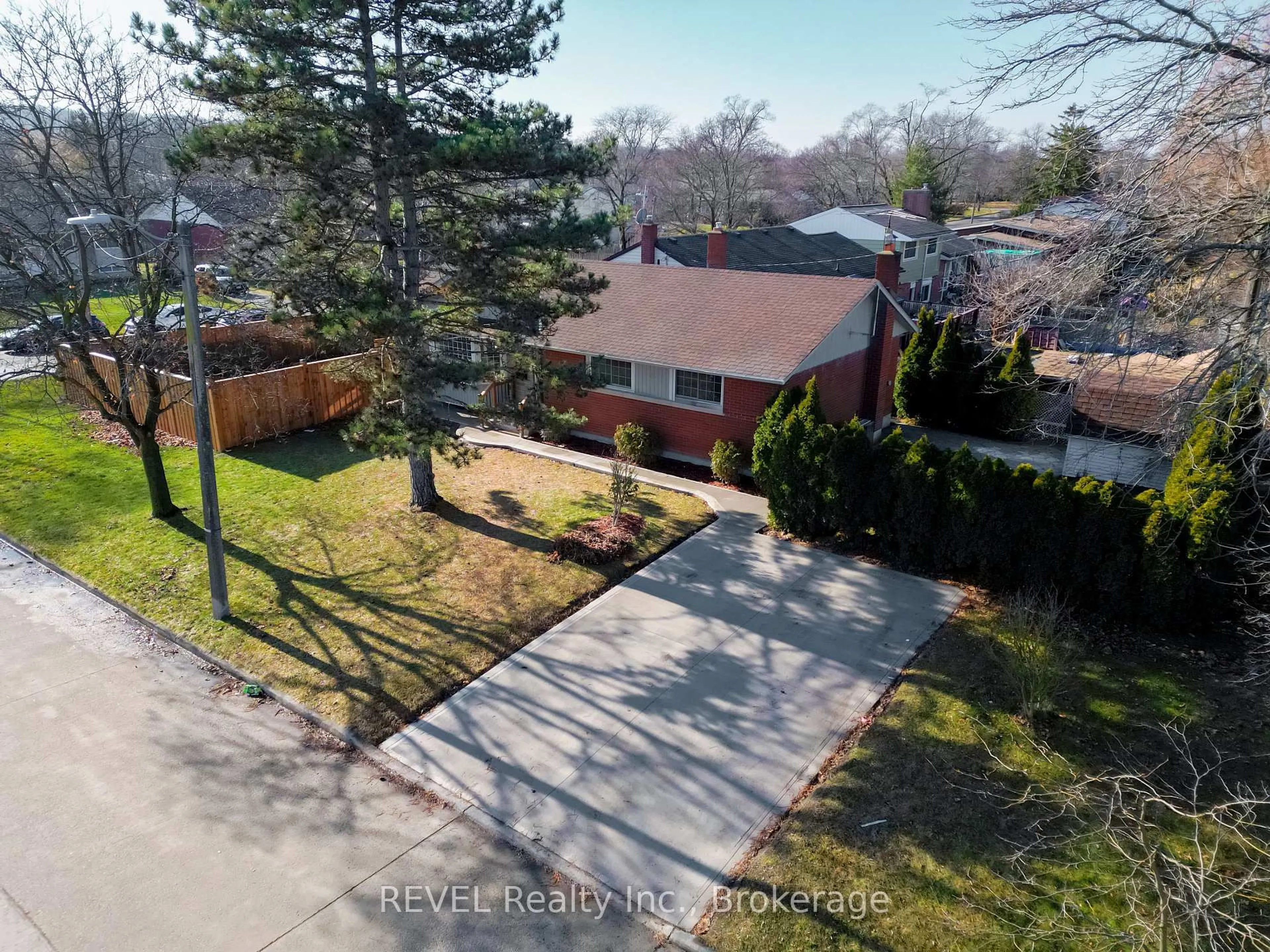 A pic from outside/outdoor area/front of a property/back of a property/a pic from drone, street for 26 CULLEN Dr, St. Catharines Ontario L2T 3H1