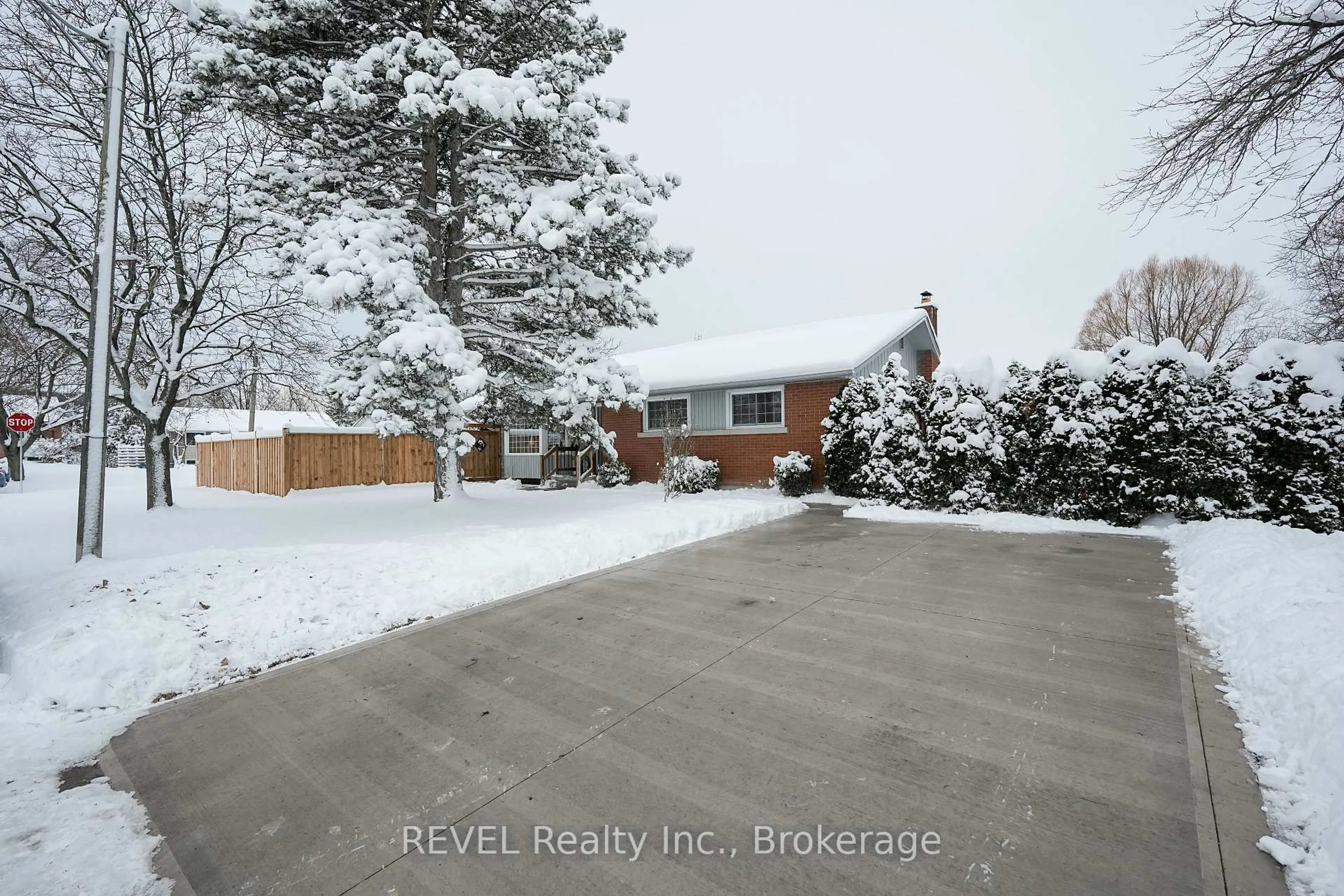 A pic from outside/outdoor area/front of a property/back of a property/a pic from drone, street for 26 CULLEN Dr, St. Catharines Ontario L2T 3H1