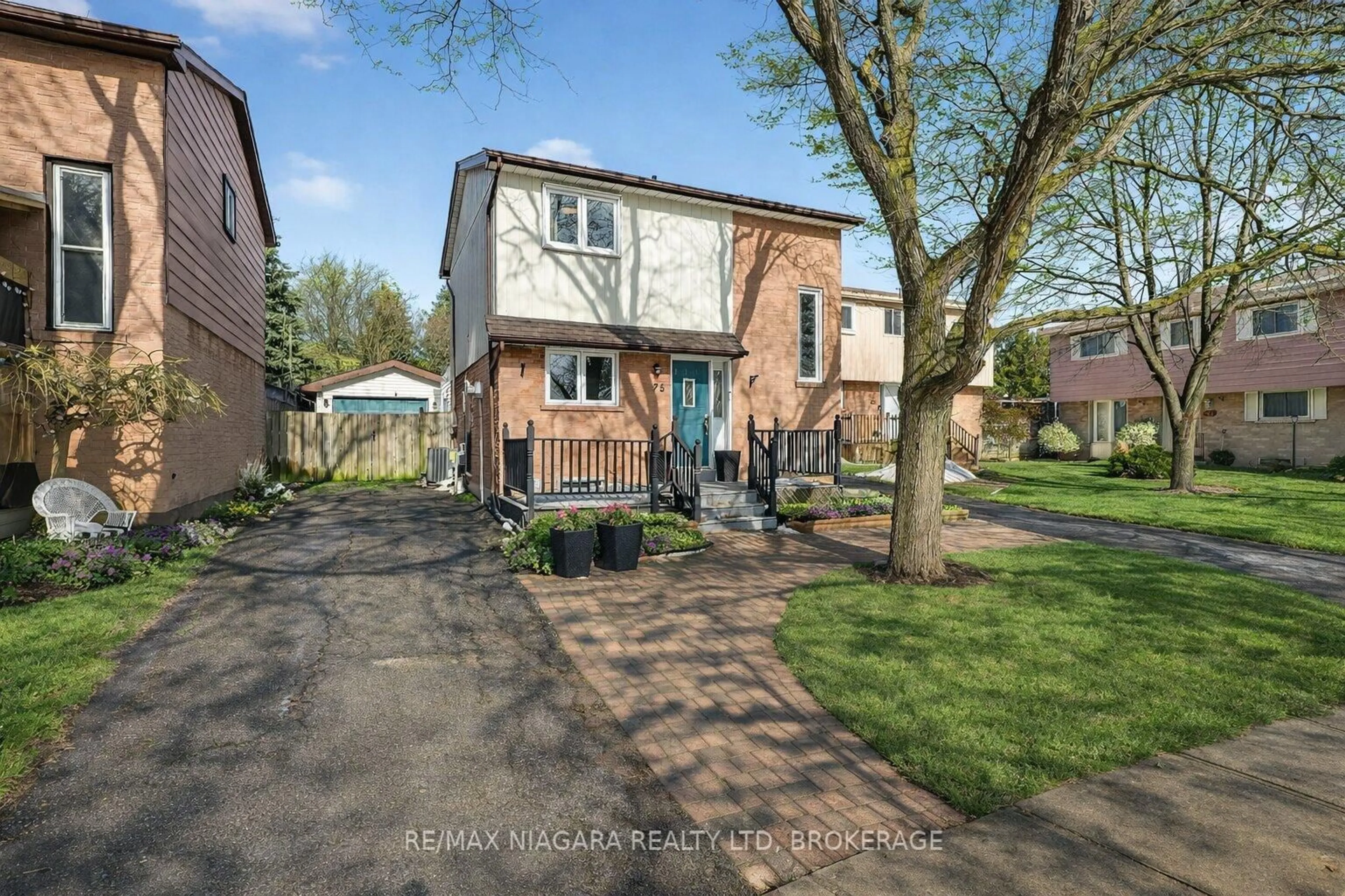 A pic from outside/outdoor area/front of a property/back of a property/a pic from drone, street for 75 Berrisfield Cres, Hamilton Ontario L8T 4X1