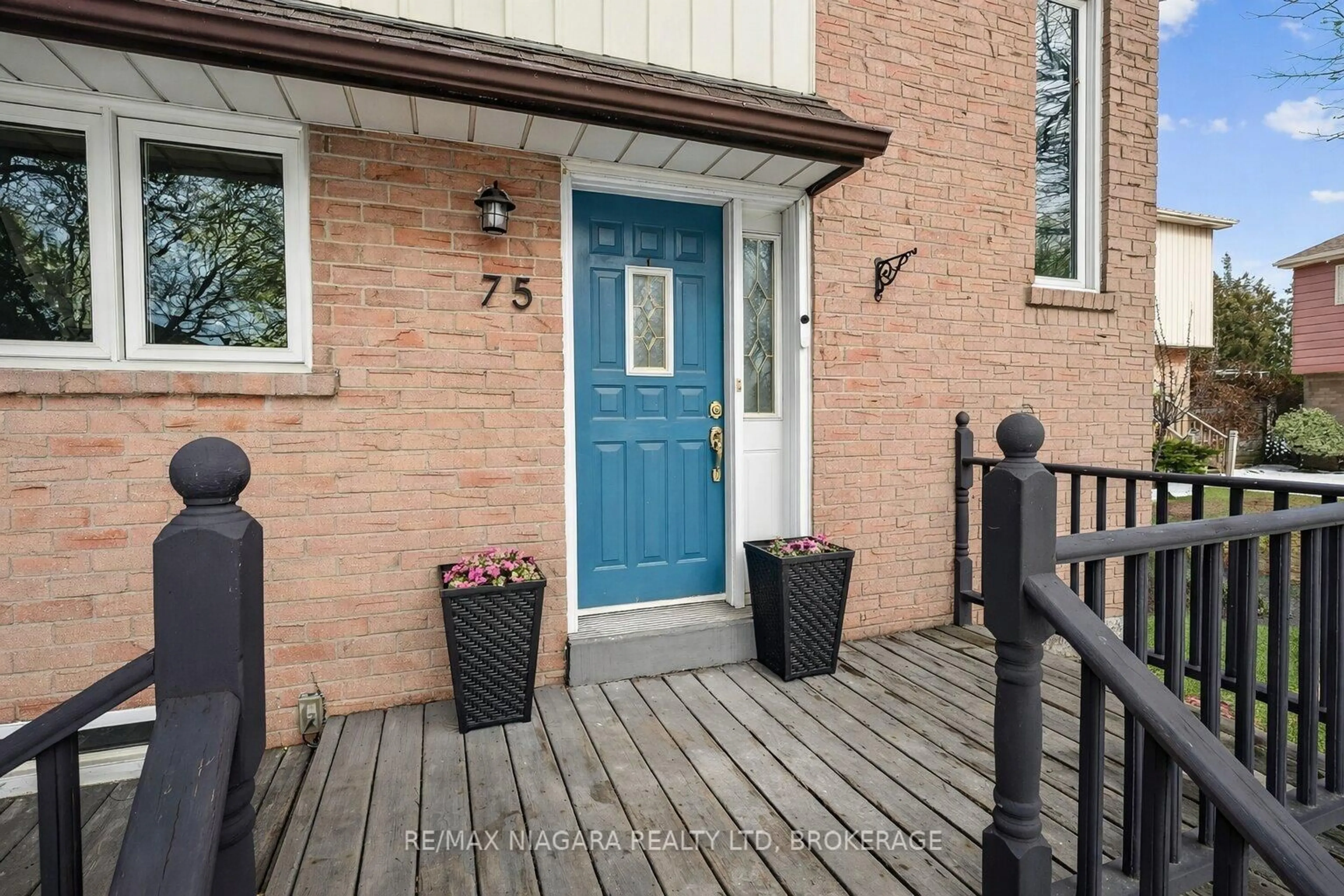 Indoor entryway for 75 Berrisfield Cres, Hamilton Ontario L8T 4X1