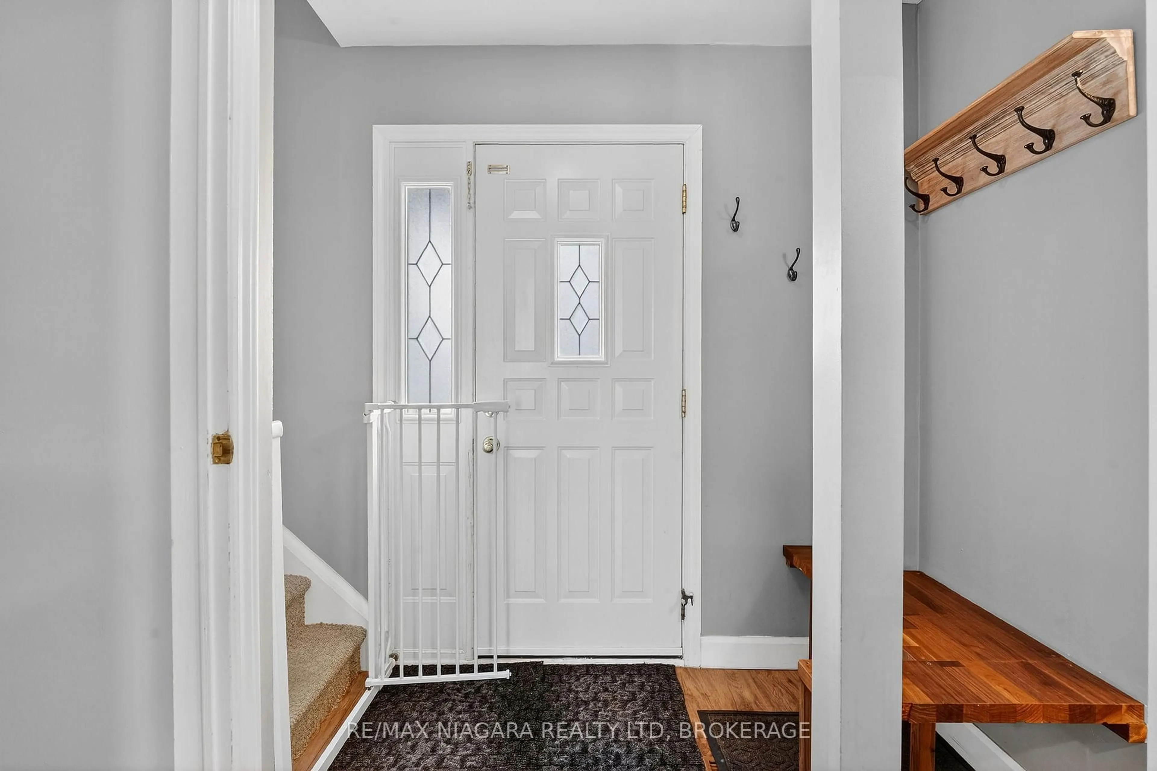 Indoor entryway for 75 Berrisfield Cres, Hamilton Ontario L8T 4X1