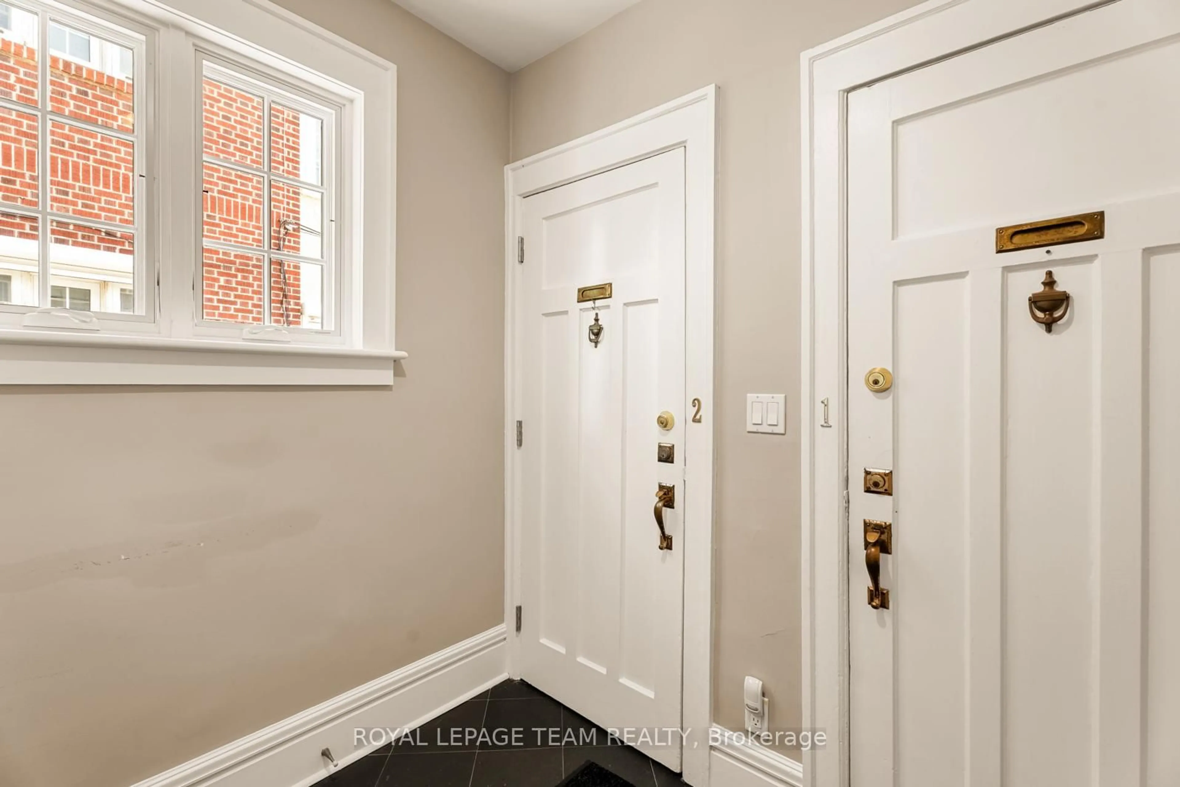 Indoor entryway for 228 Rideau Terr, Ottawa Ontario K1M 0Z2