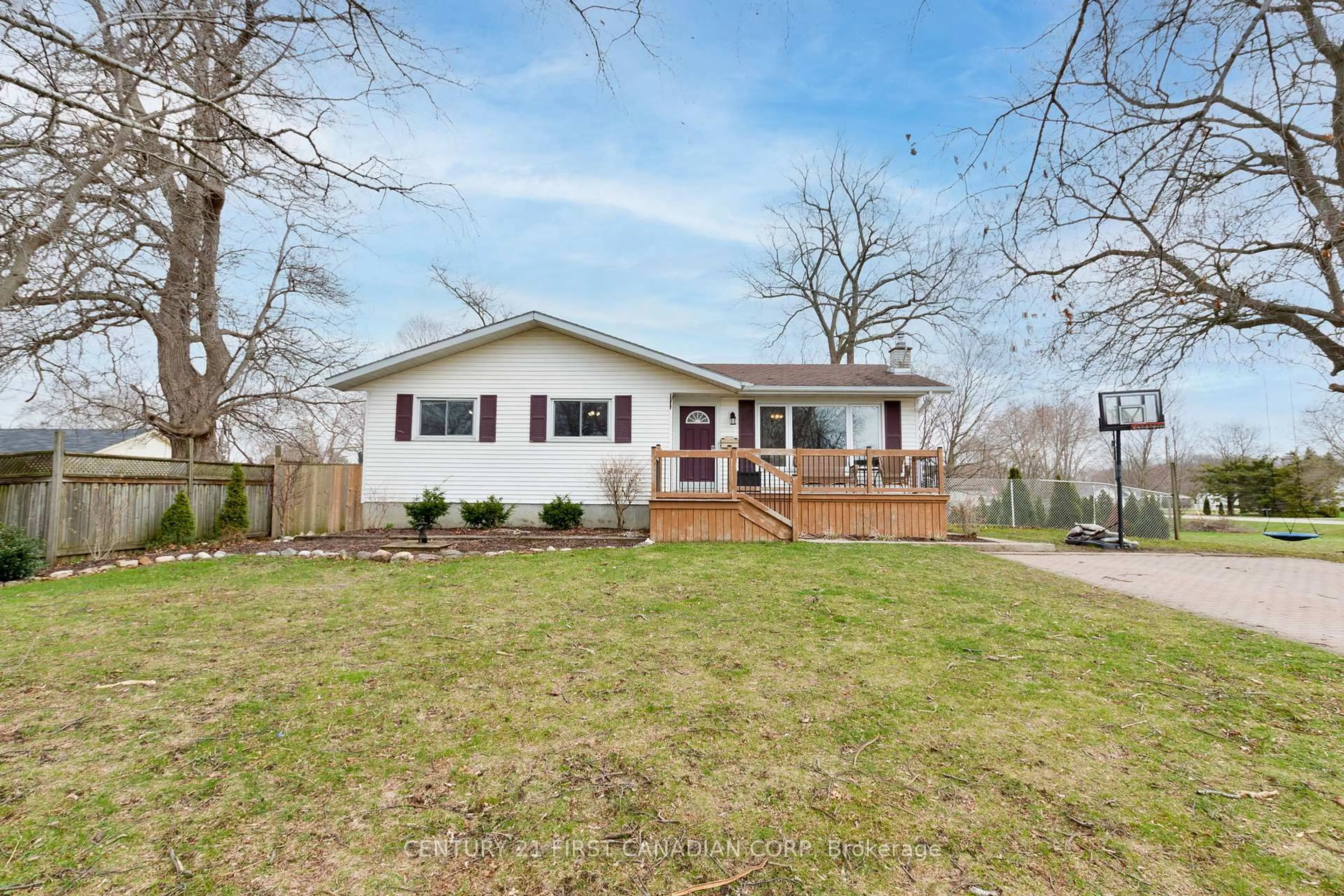 A pic from outside/outdoor area/front of a property/back of a property/a pic from drone, unknown for 9526 Currie Rd, Dutton/Dunwich Ontario N0L 2M0