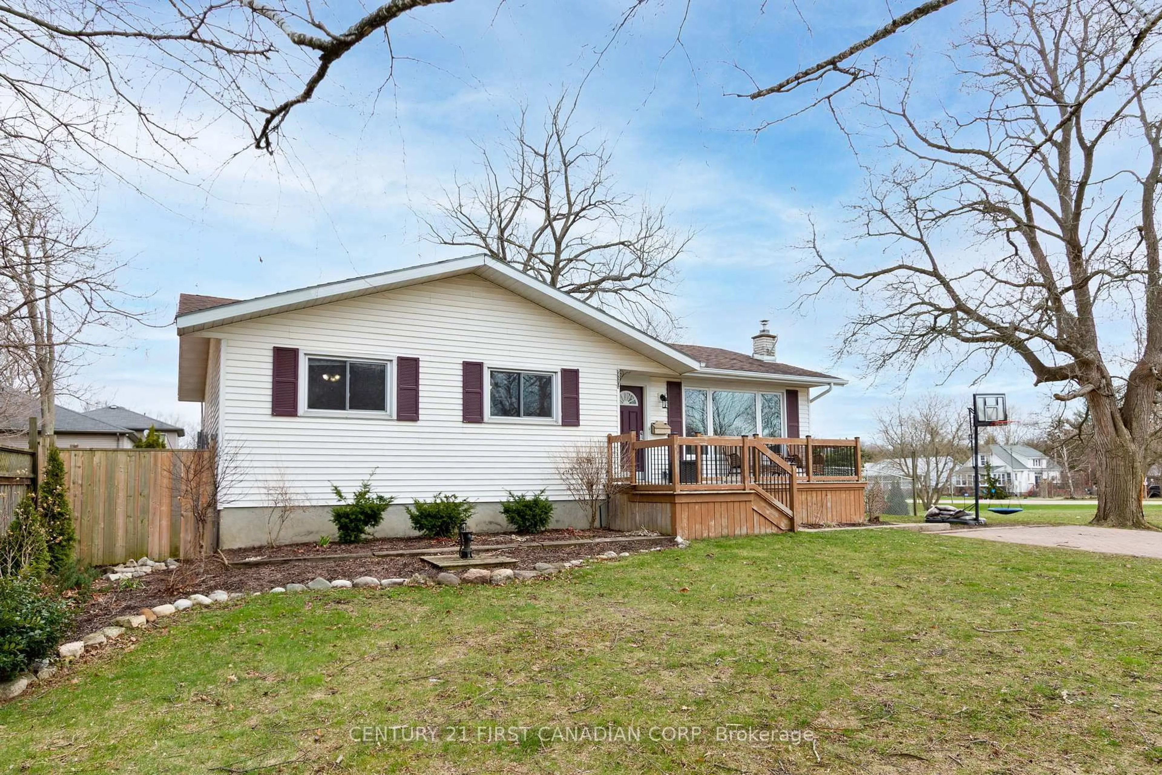 Home with vinyl exterior material, water/lake/river/ocean view for 9526 Currie Rd, Dutton/Dunwich Ontario N0L 2M0