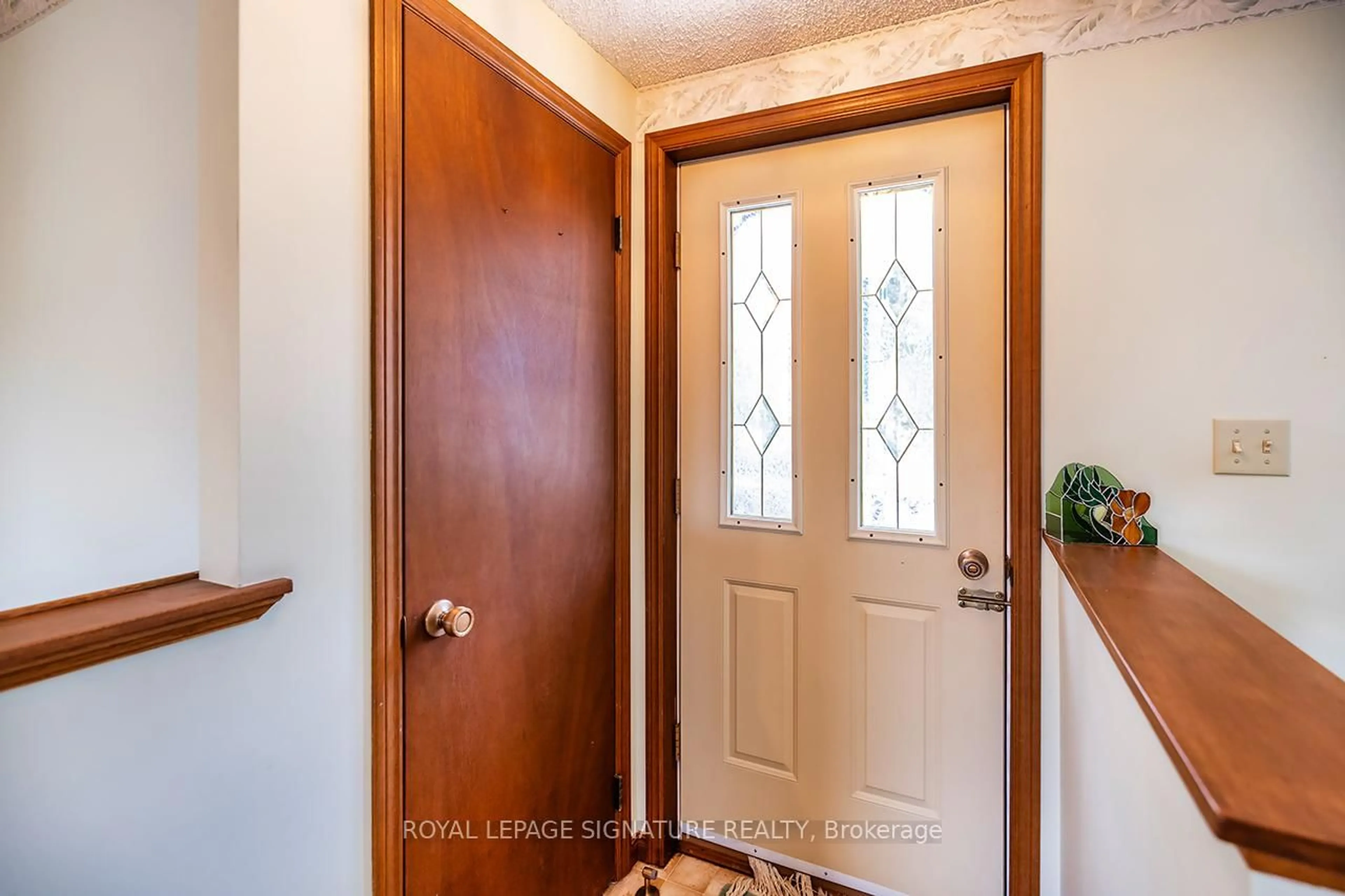 Indoor entryway for 1928 Irondale Rd, Highlands East Ontario K0M 1X0