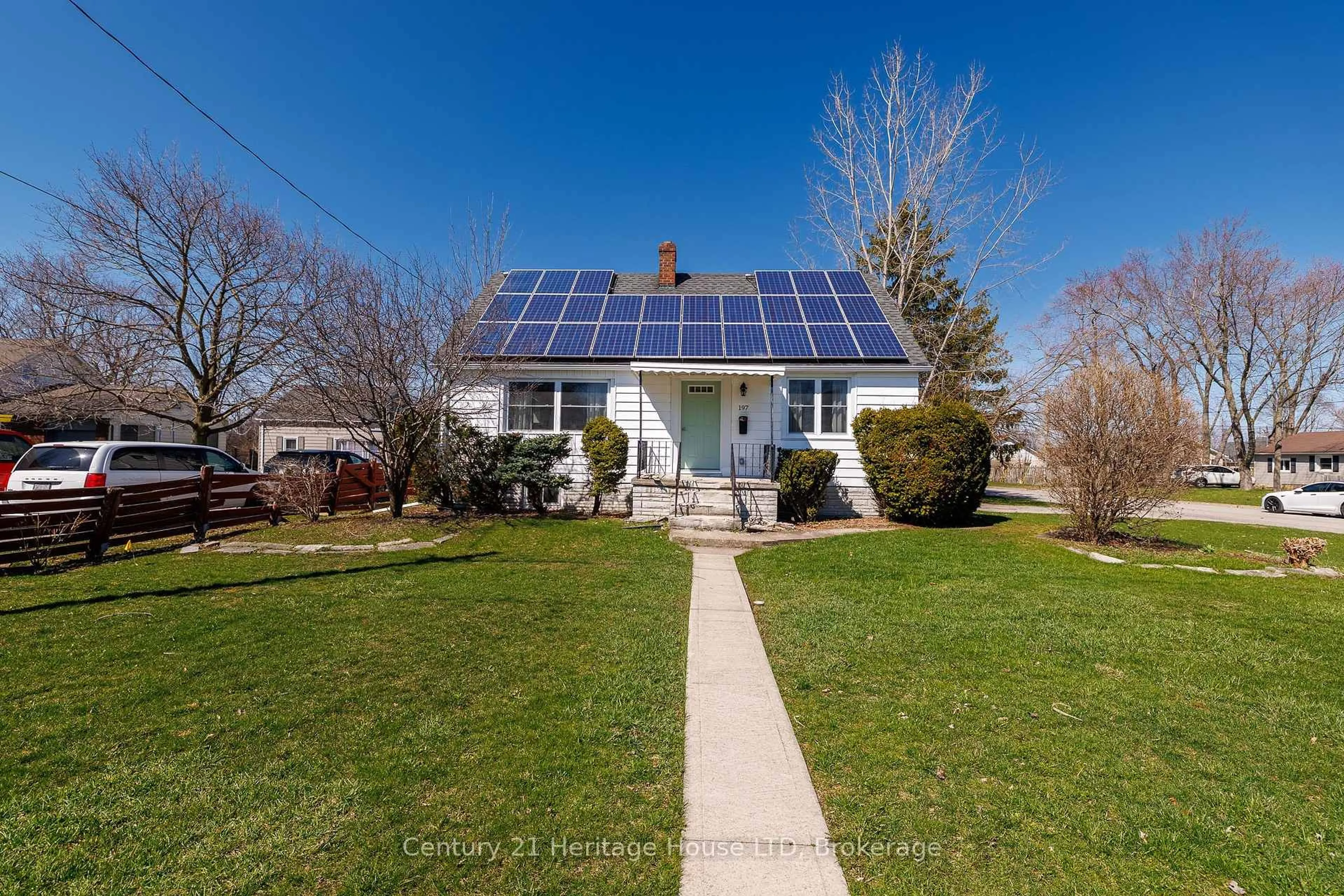 A pic from outside/outdoor area/front of a property/back of a property/a pic from drone, street for 197 Murray St, Fort Erie Ontario L2A 2B7