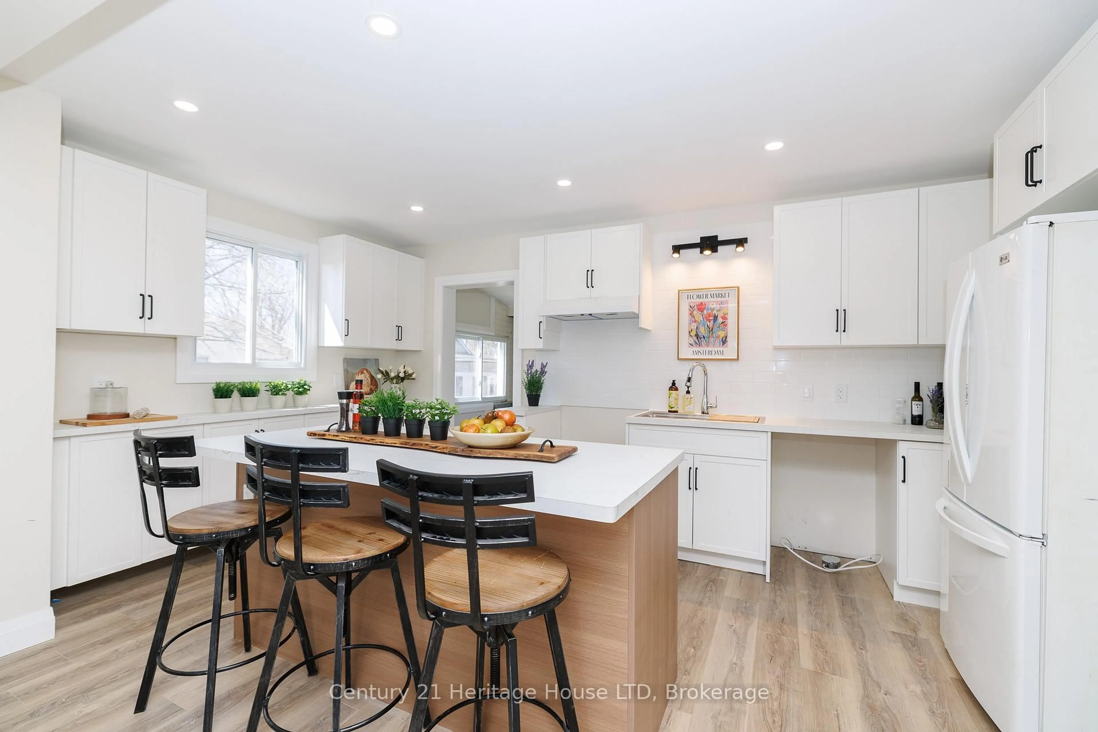 Open concept kitchen, unknown for 197 Murray St, Fort Erie Ontario L2A 2B7