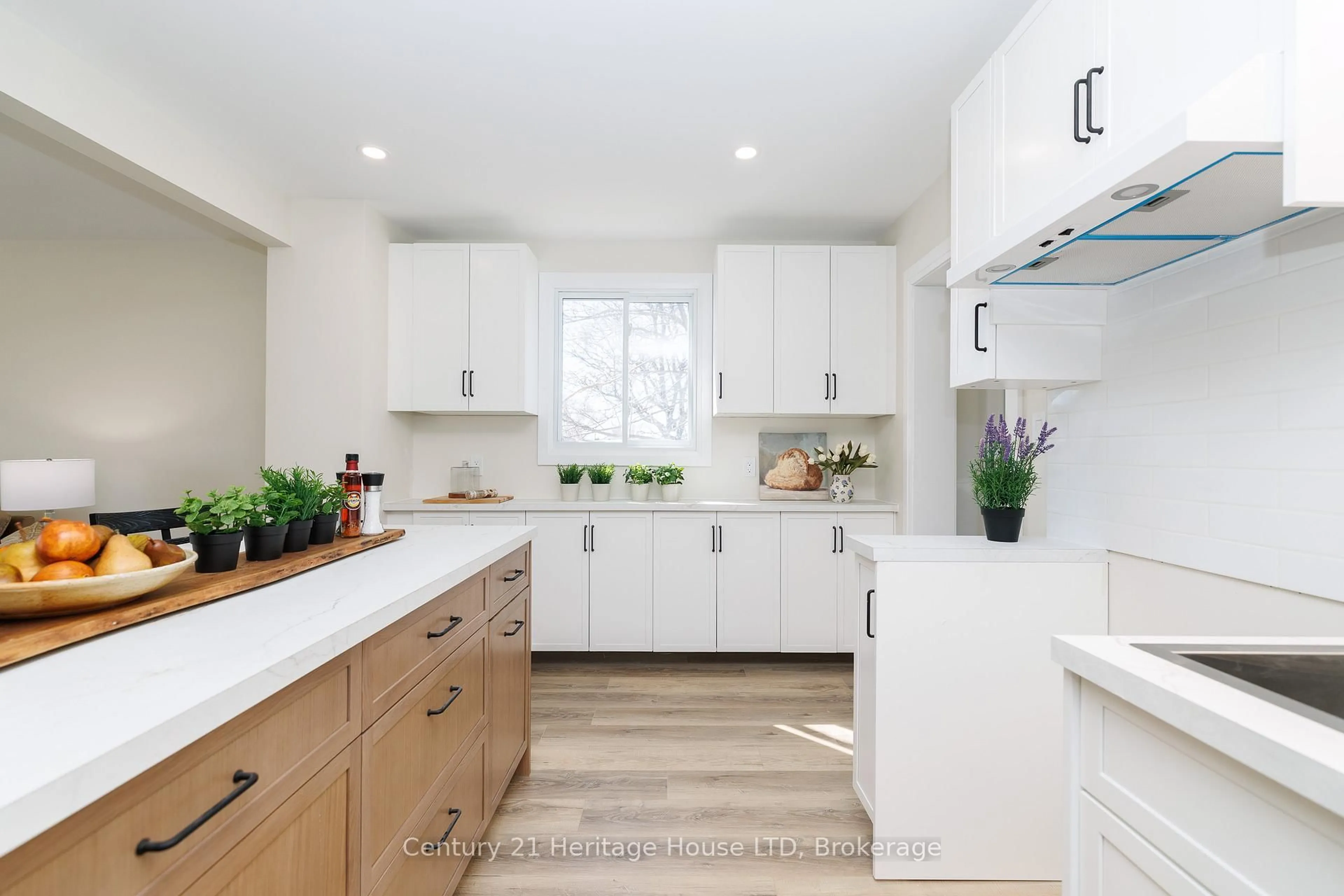 Contemporary kitchen, ceramic/tile floor for 197 Murray St, Fort Erie Ontario L2A 2B7