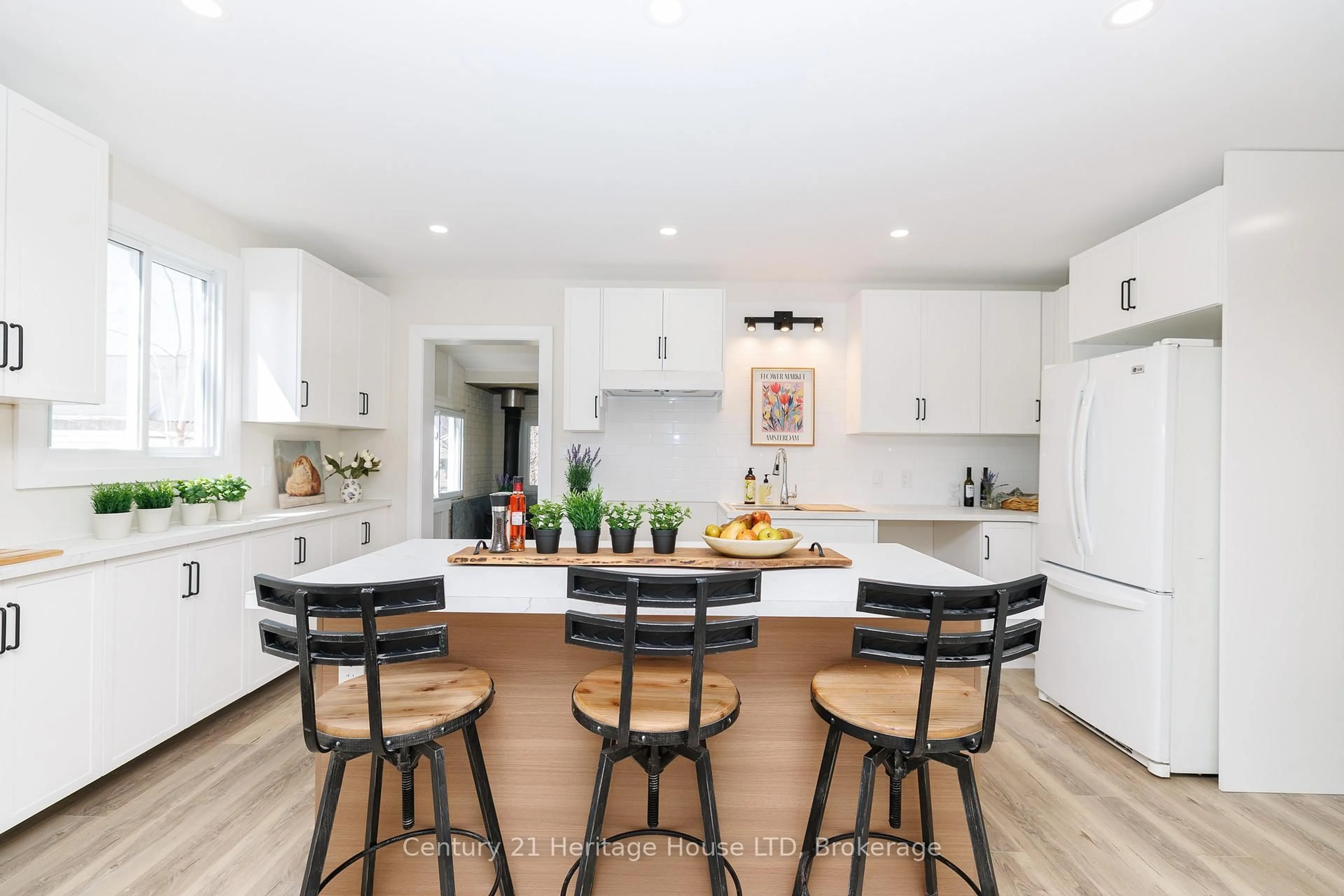 Open concept kitchen, unknown for 197 Murray St, Fort Erie Ontario L2A 2B7