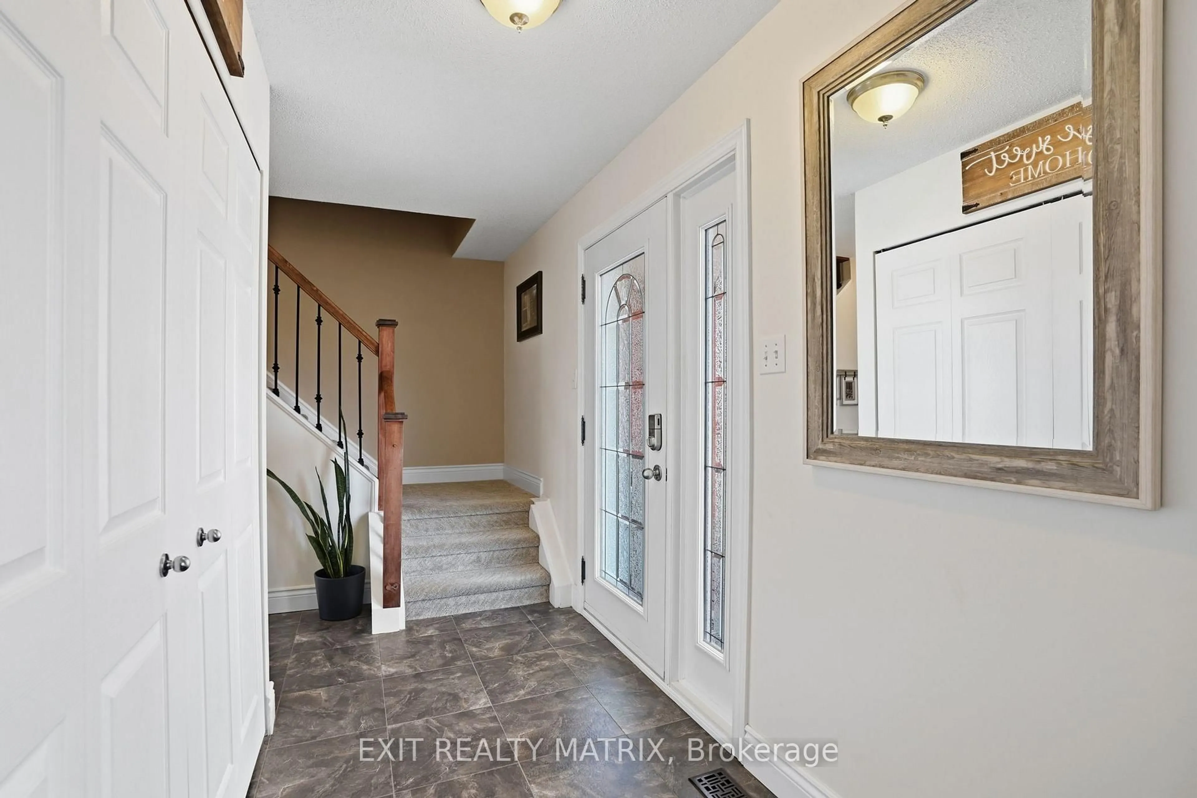Indoor entryway for 11 Promenade Blvd, Russell Ontario K0A 1W1
