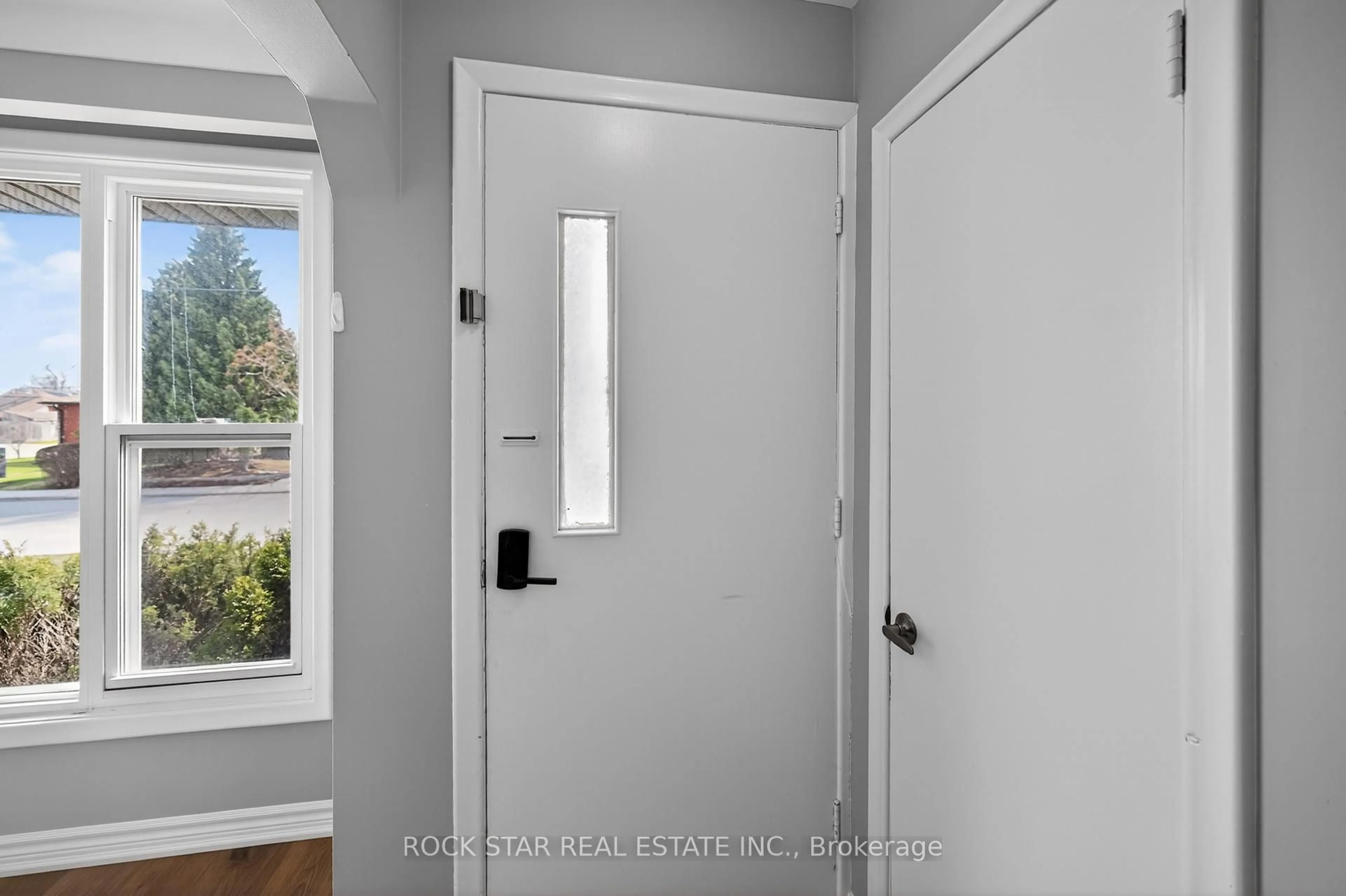 Indoor entryway for 76 Terrace Dr, Hamilton Ontario L9A 2Y6