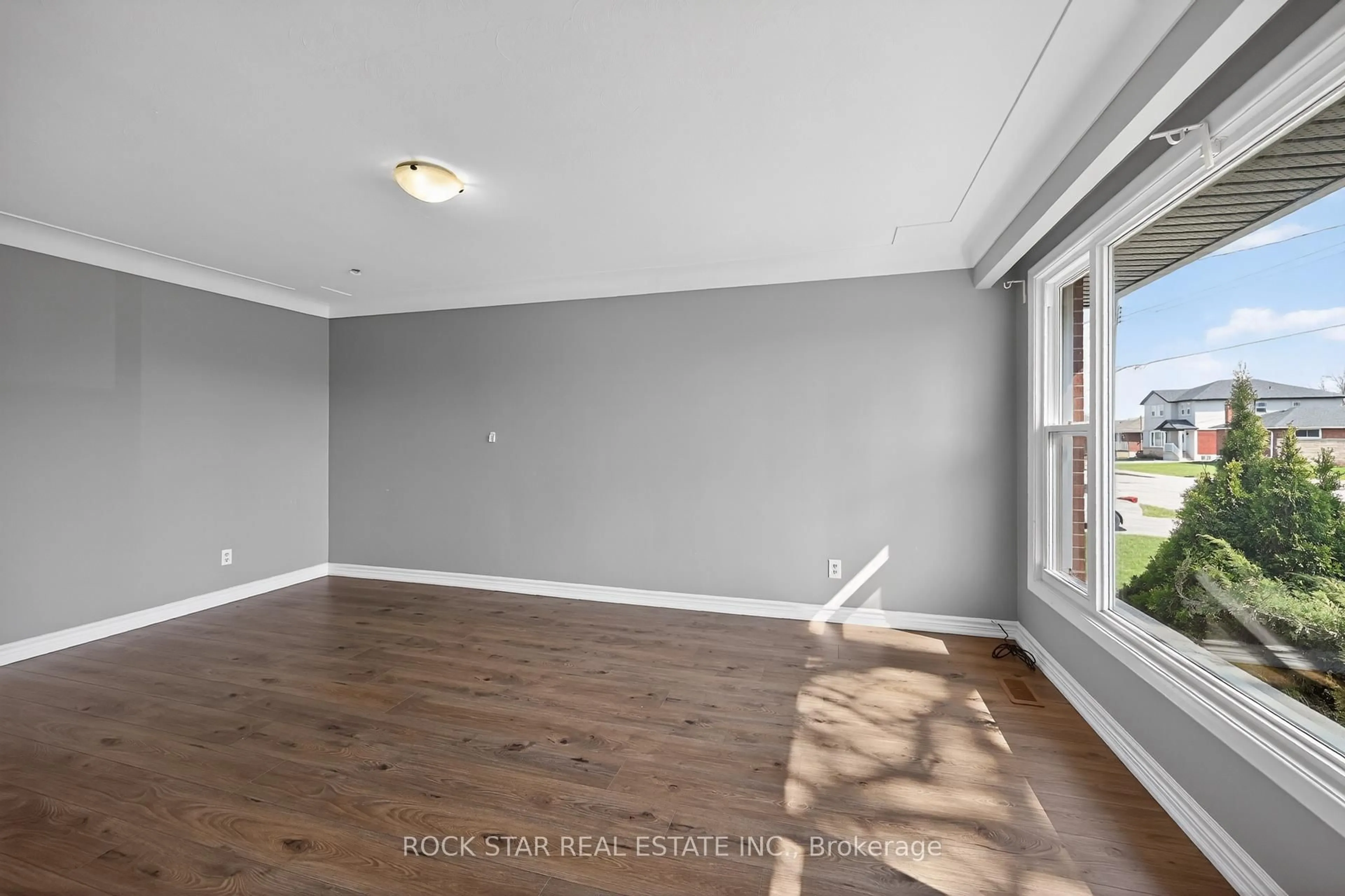 A pic of a room for 76 Terrace Dr, Hamilton Ontario L9A 2Y6