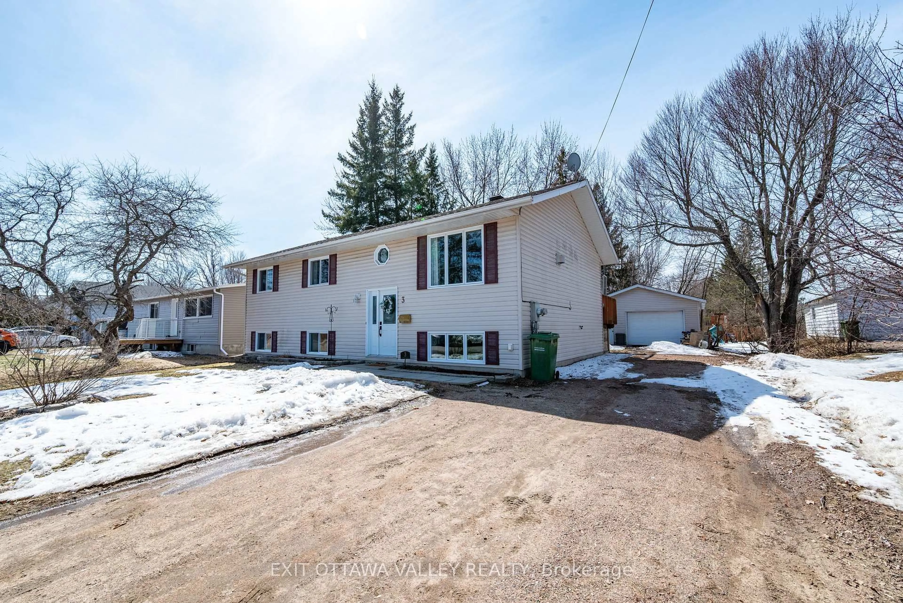 A pic from outside/outdoor area/front of a property/back of a property/a pic from drone, street for 3 Selkirk St, Petawawa Ontario K8H 1N8