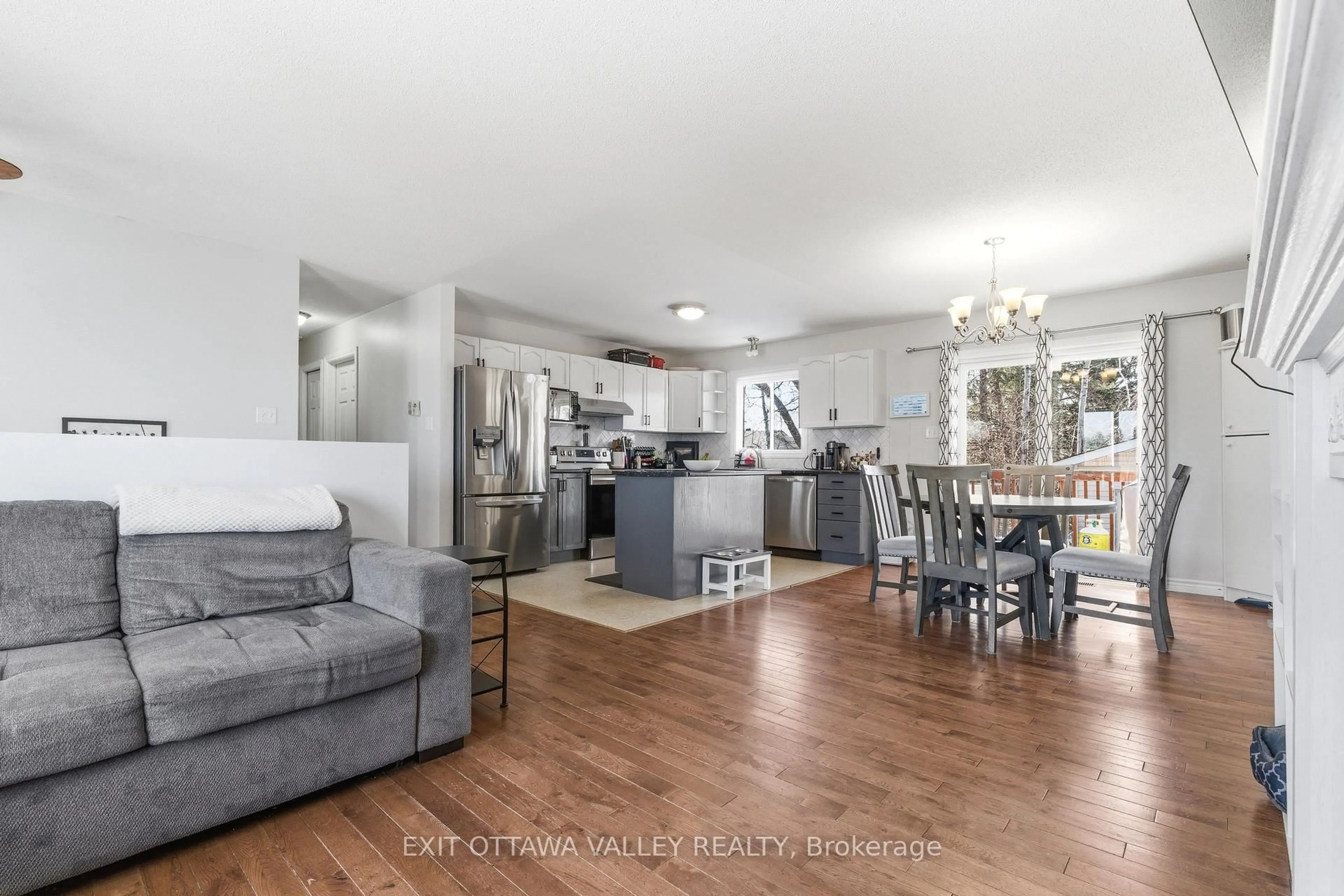 Open concept kitchen, unknown for 3 Selkirk St, Petawawa Ontario K8H 1N8