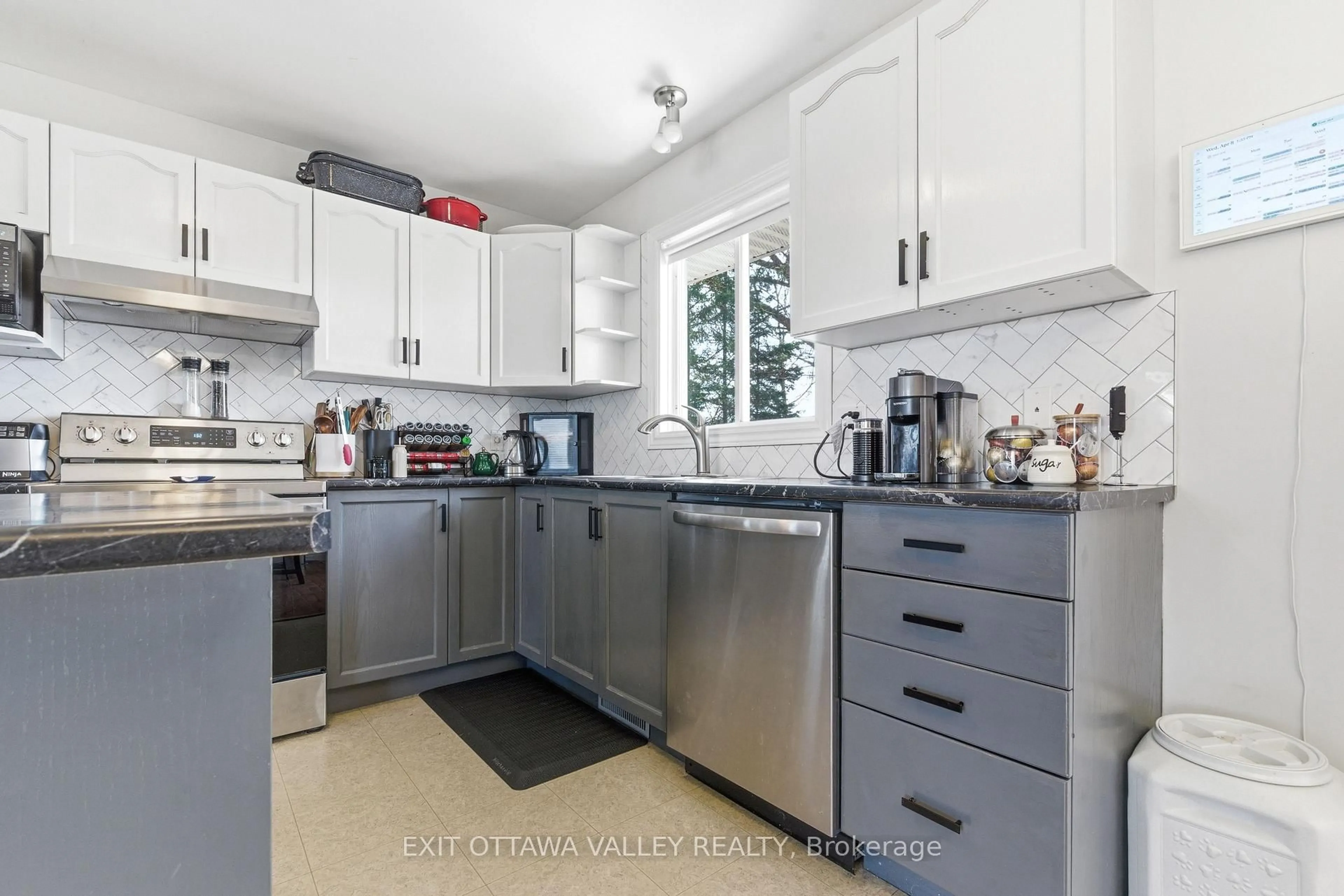 Open concept kitchen, ceramic/tile floor for 3 Selkirk St, Petawawa Ontario K8H 1N8