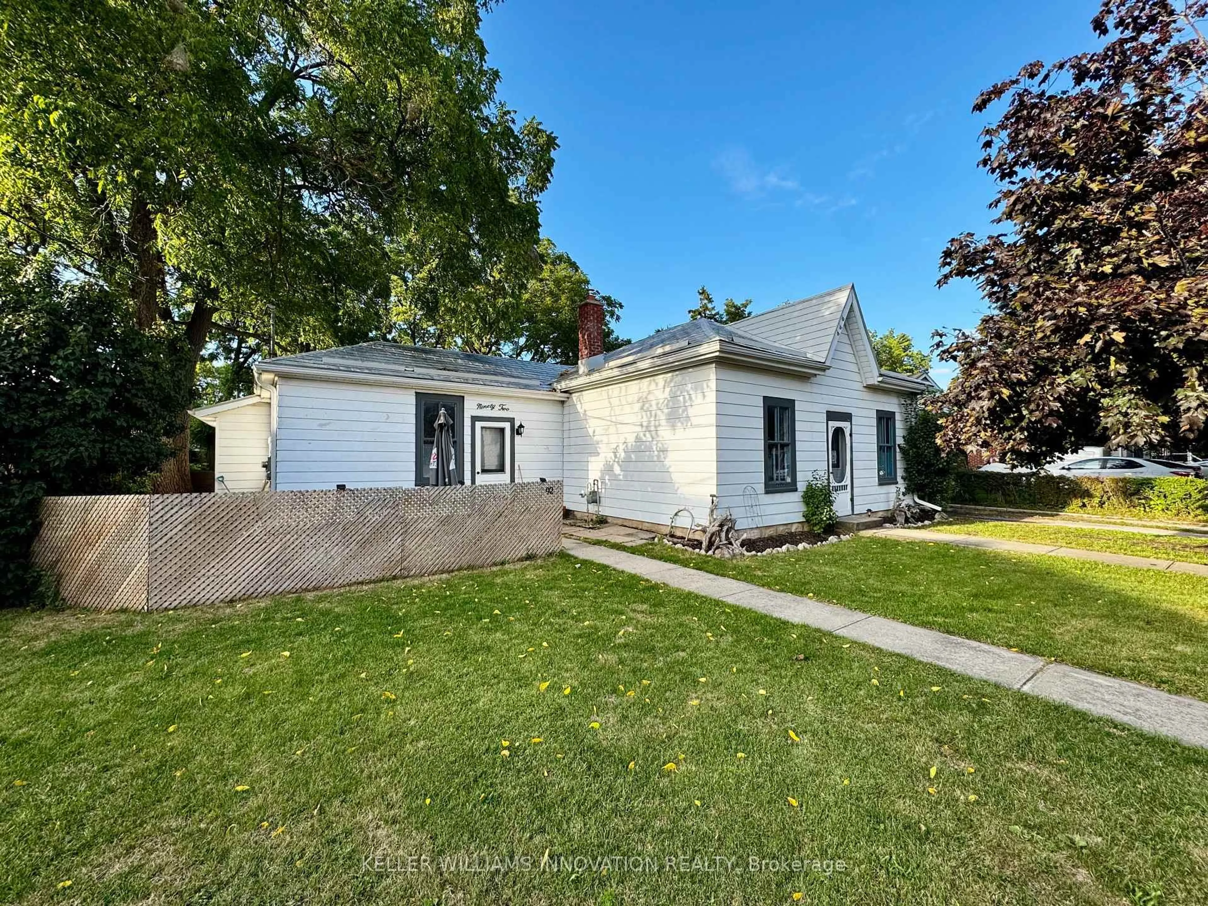 A pic from outside/outdoor area/front of a property/back of a property/a pic from drone, street for 92 Francis St, Waterloo Ontario N1S 2A1