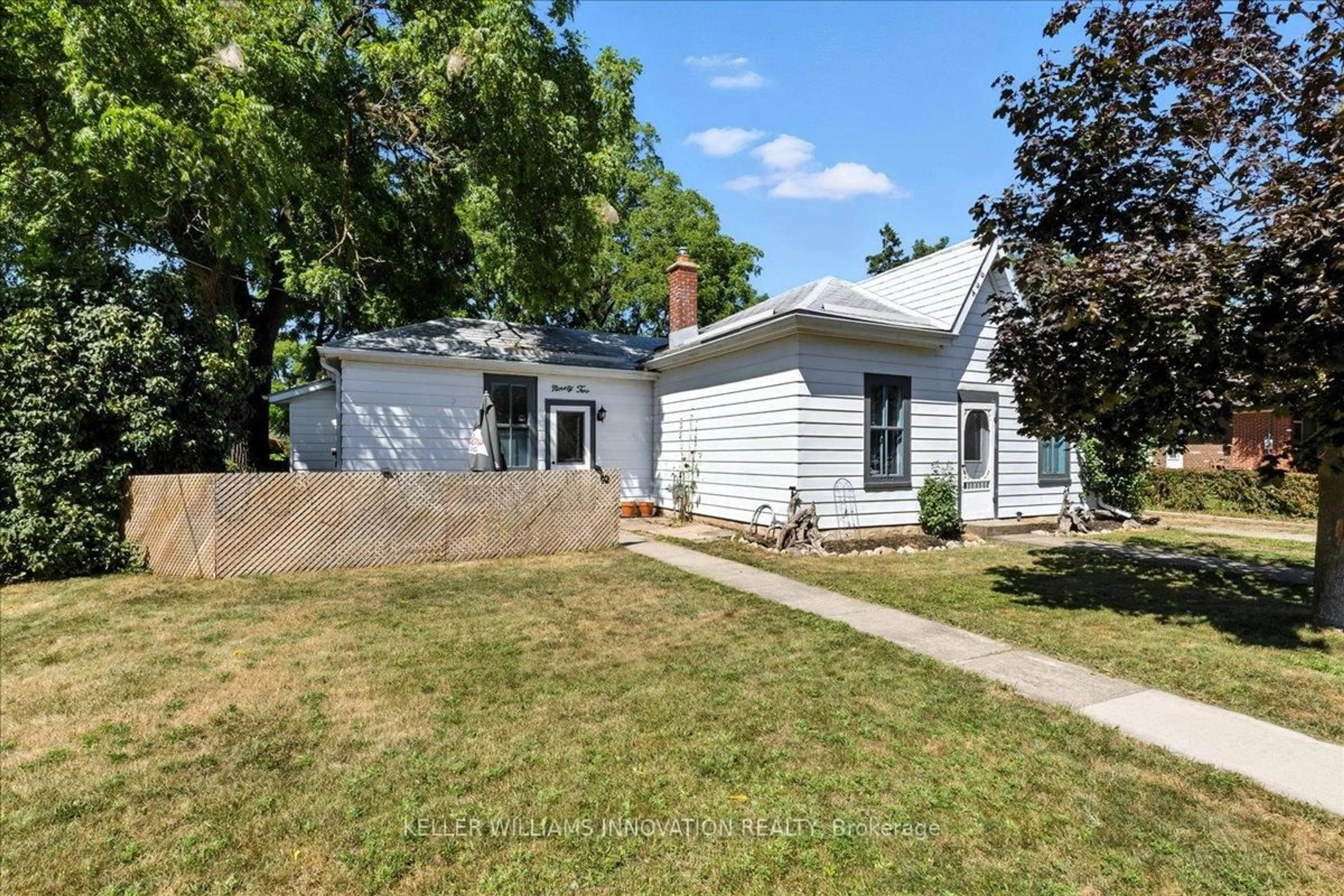 A pic from outside/outdoor area/front of a property/back of a property/a pic from drone, street for 92 Francis St, Cambridge Ontario N1S 2A1