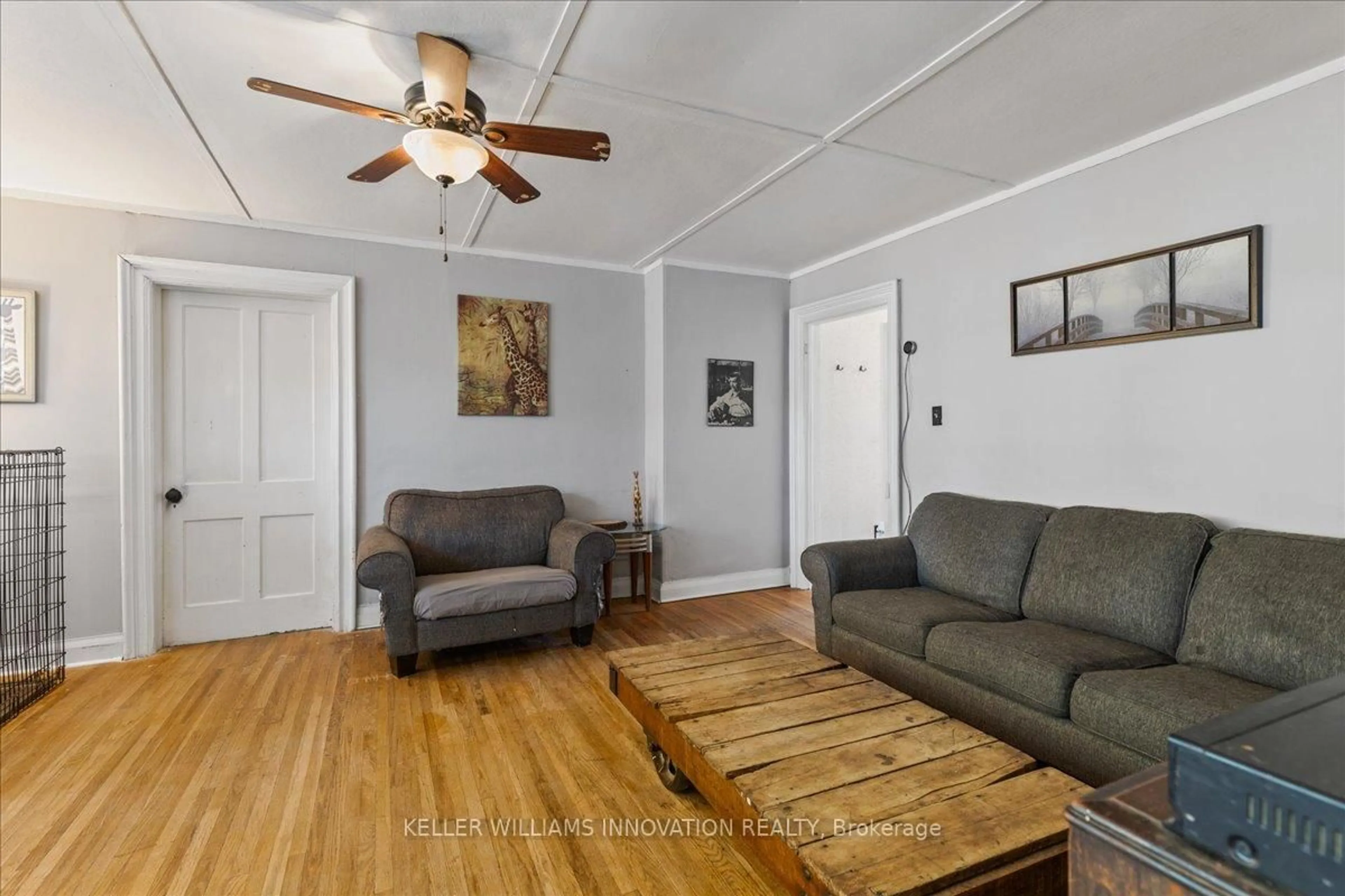 Living room with furniture, wood/laminate floor for 92 Francis St, Cambridge Ontario N1S 2A1