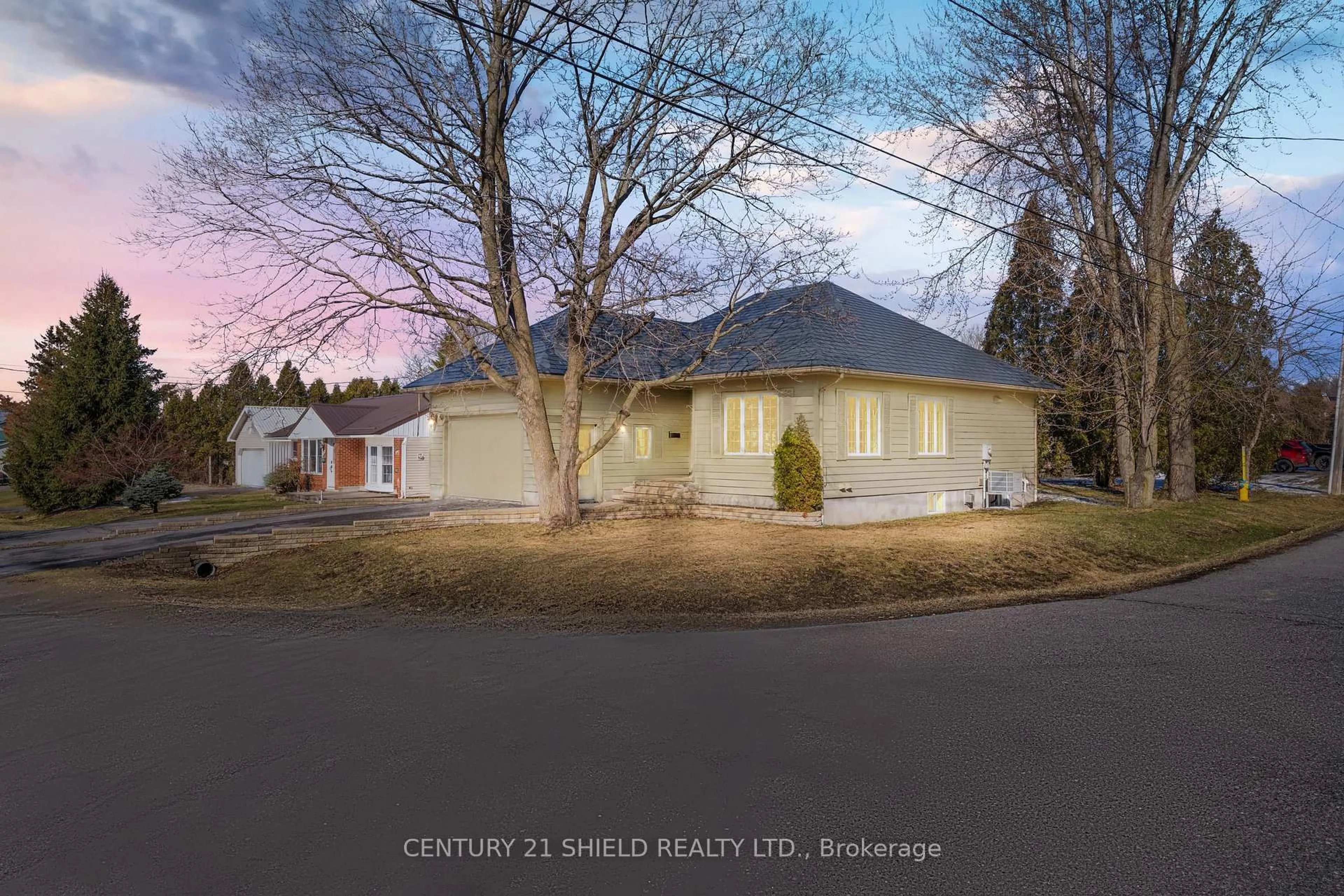 A pic from outside/outdoor area/front of a property/back of a property/a pic from drone, street for 728 ST ANTOINE St, Cornwall Ontario K6H 7G9