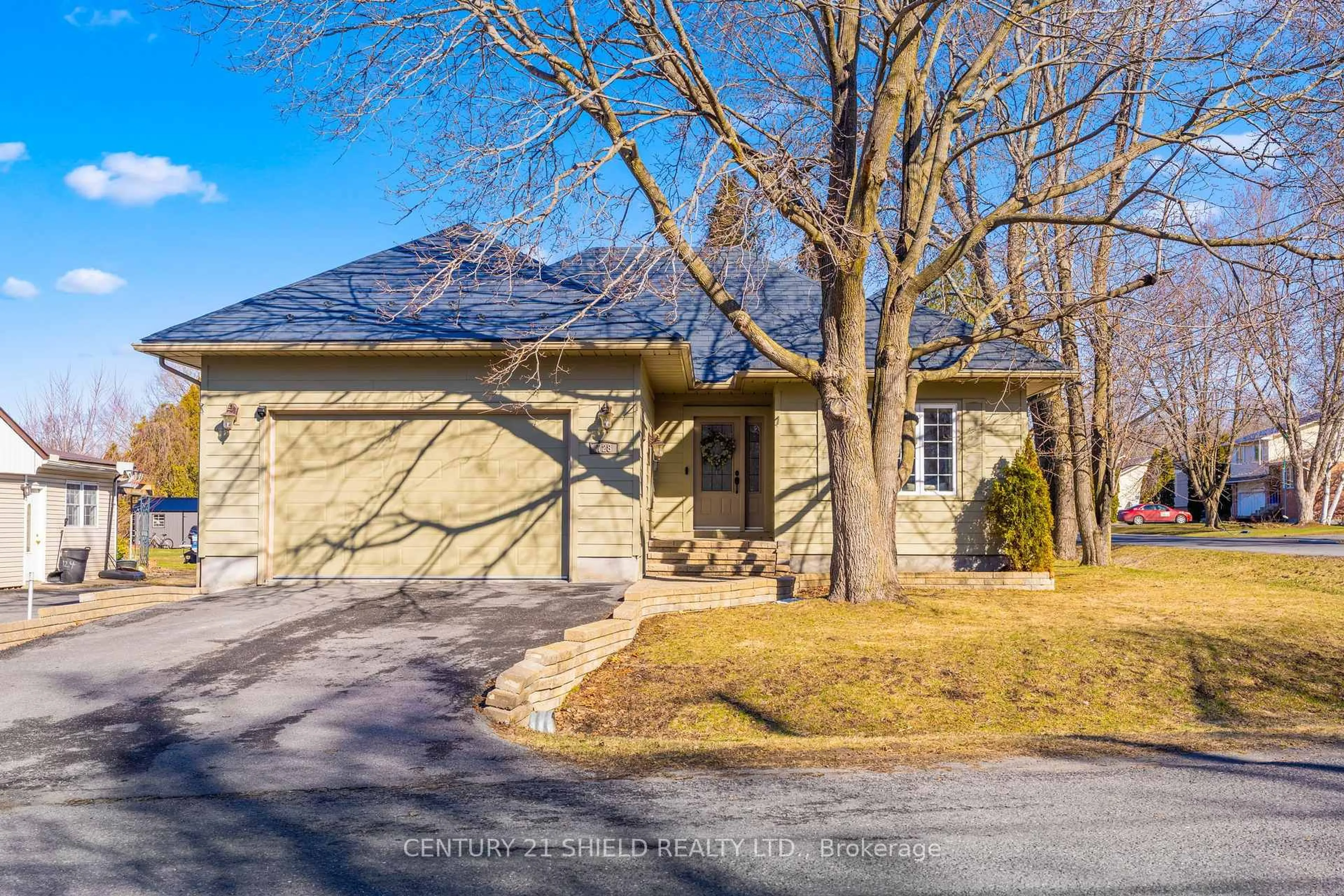 A pic from outside/outdoor area/front of a property/back of a property/a pic from drone, street for 728 ST ANTOINE St, Cornwall Ontario K6H 7G9