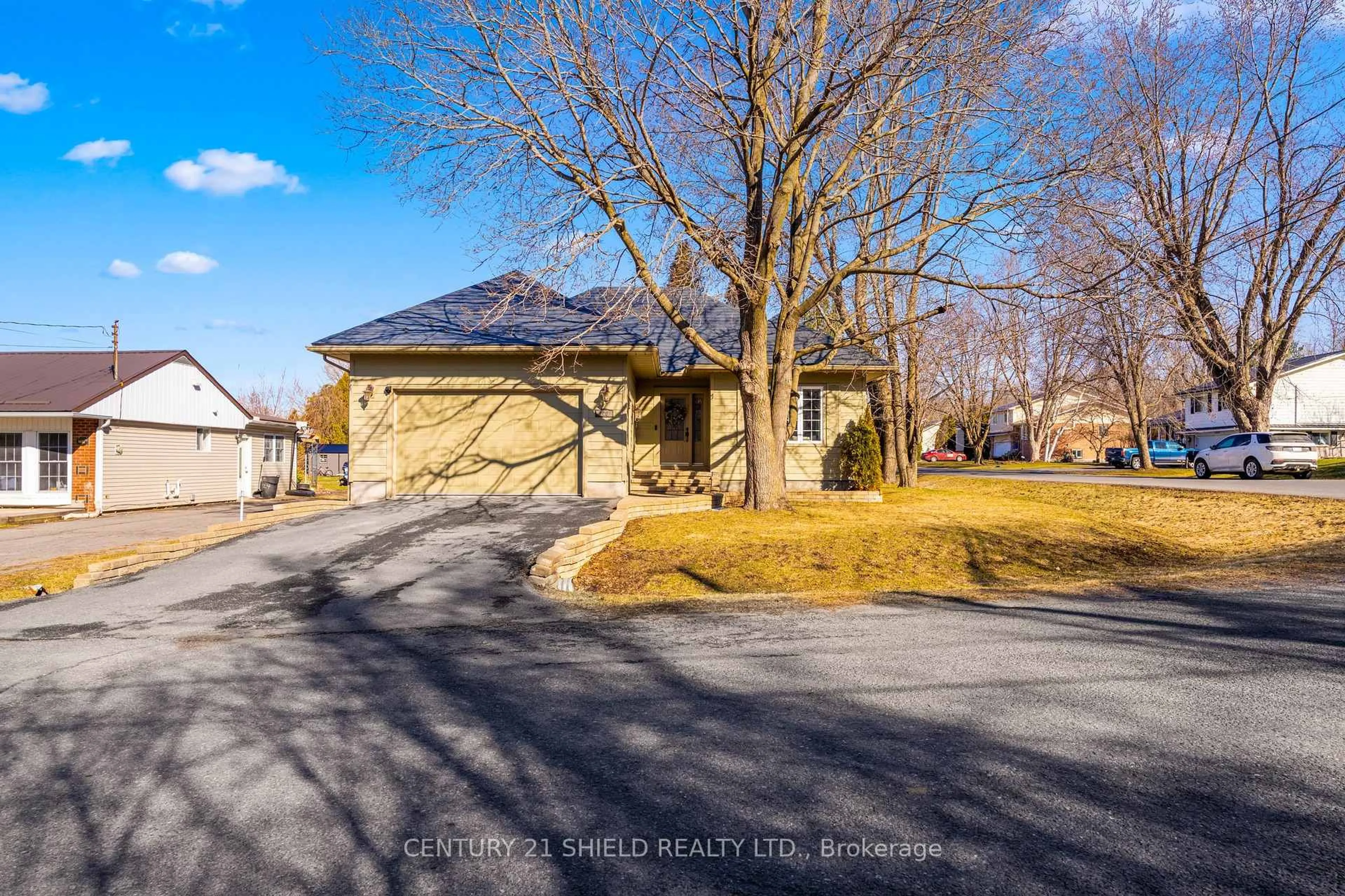 A pic from outside/outdoor area/front of a property/back of a property/a pic from drone, street for 728 ST ANTOINE St, Cornwall Ontario K6H 7G9
