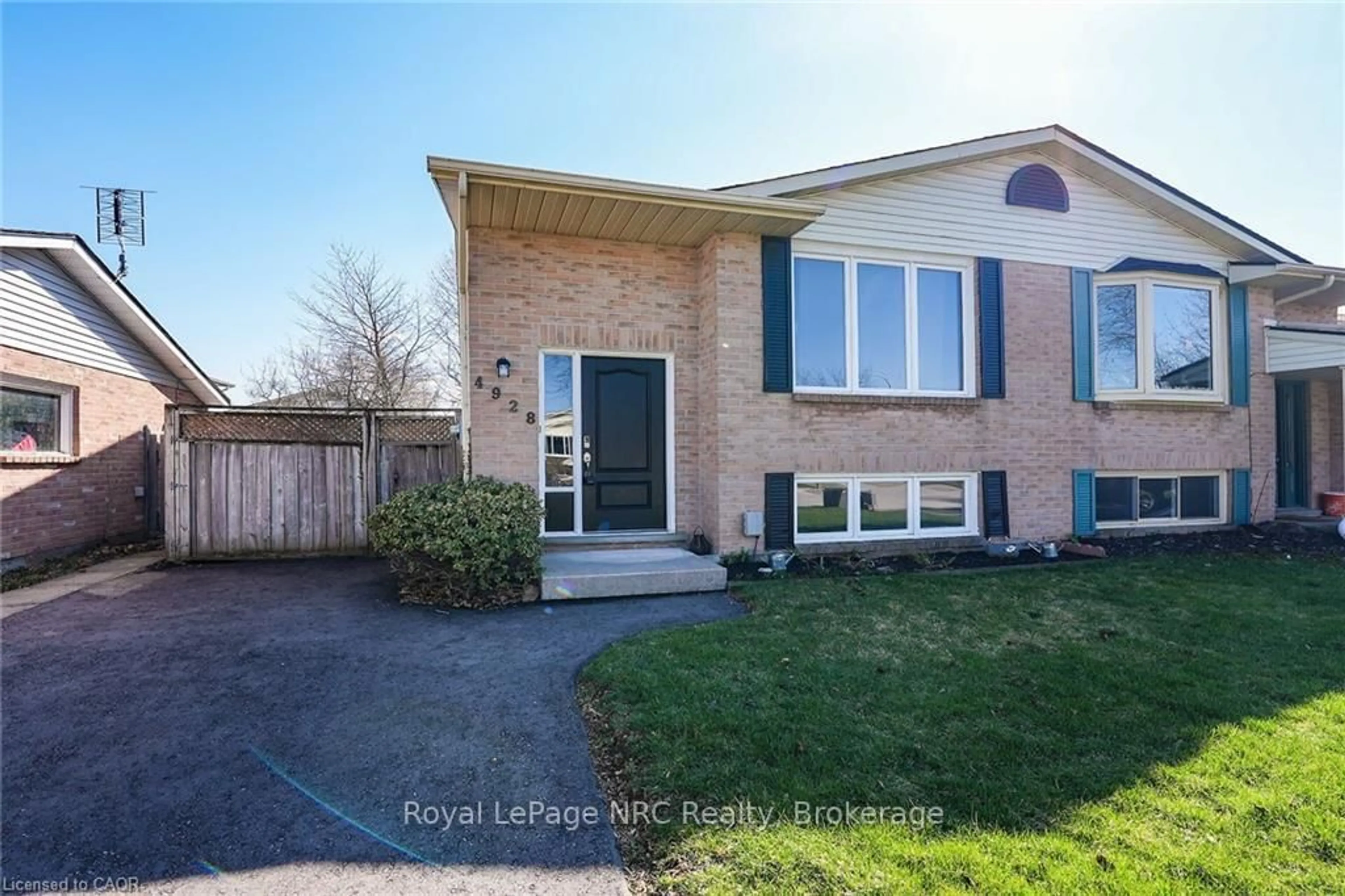 Home with brick exterior material, street for 4928 Hickory Lane, Lincoln Ontario L0R 1B5