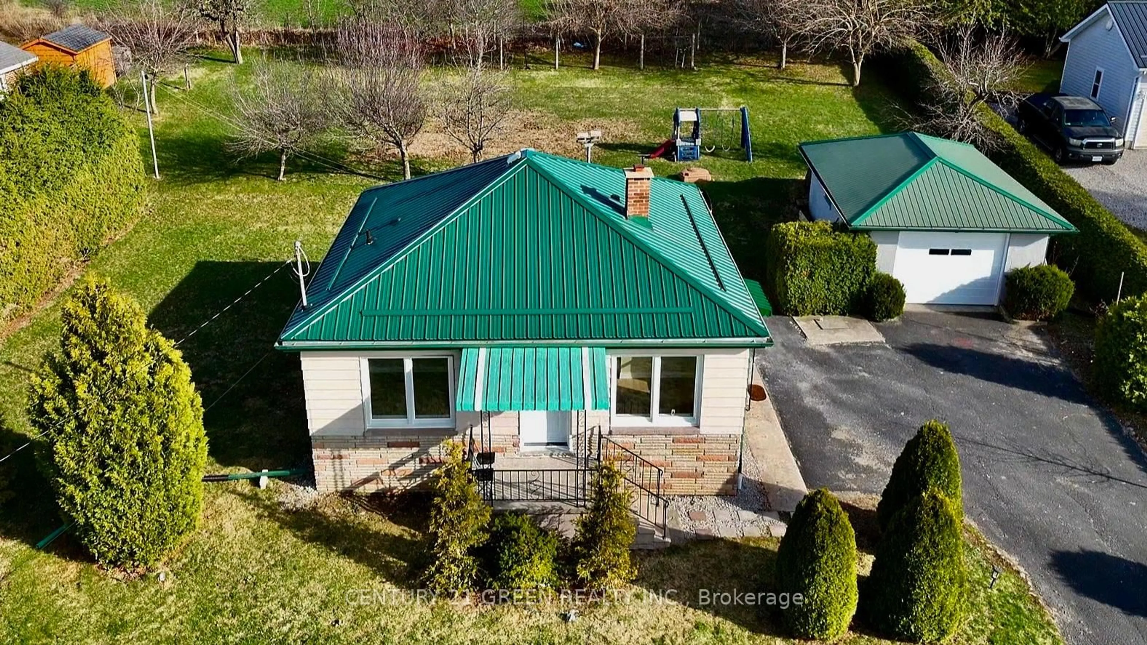 A pic from outside/outdoor area/front of a property/back of a property/a pic from drone, building for 584050 Beachville Rd, South-West Oxford Ontario N5C 3J5