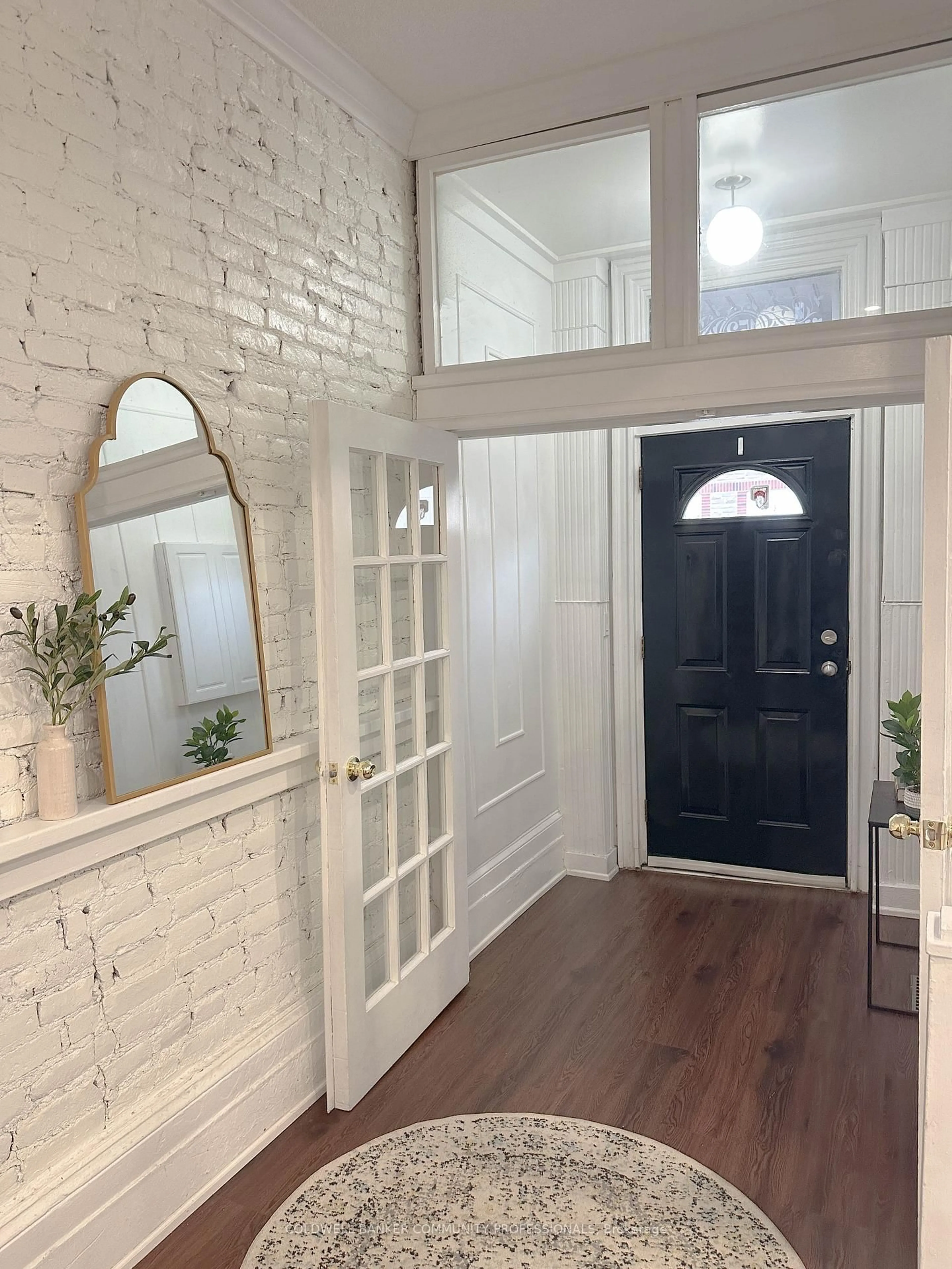 Indoor entryway for 153 Wellington St, Hamilton Ontario L8R 1N4