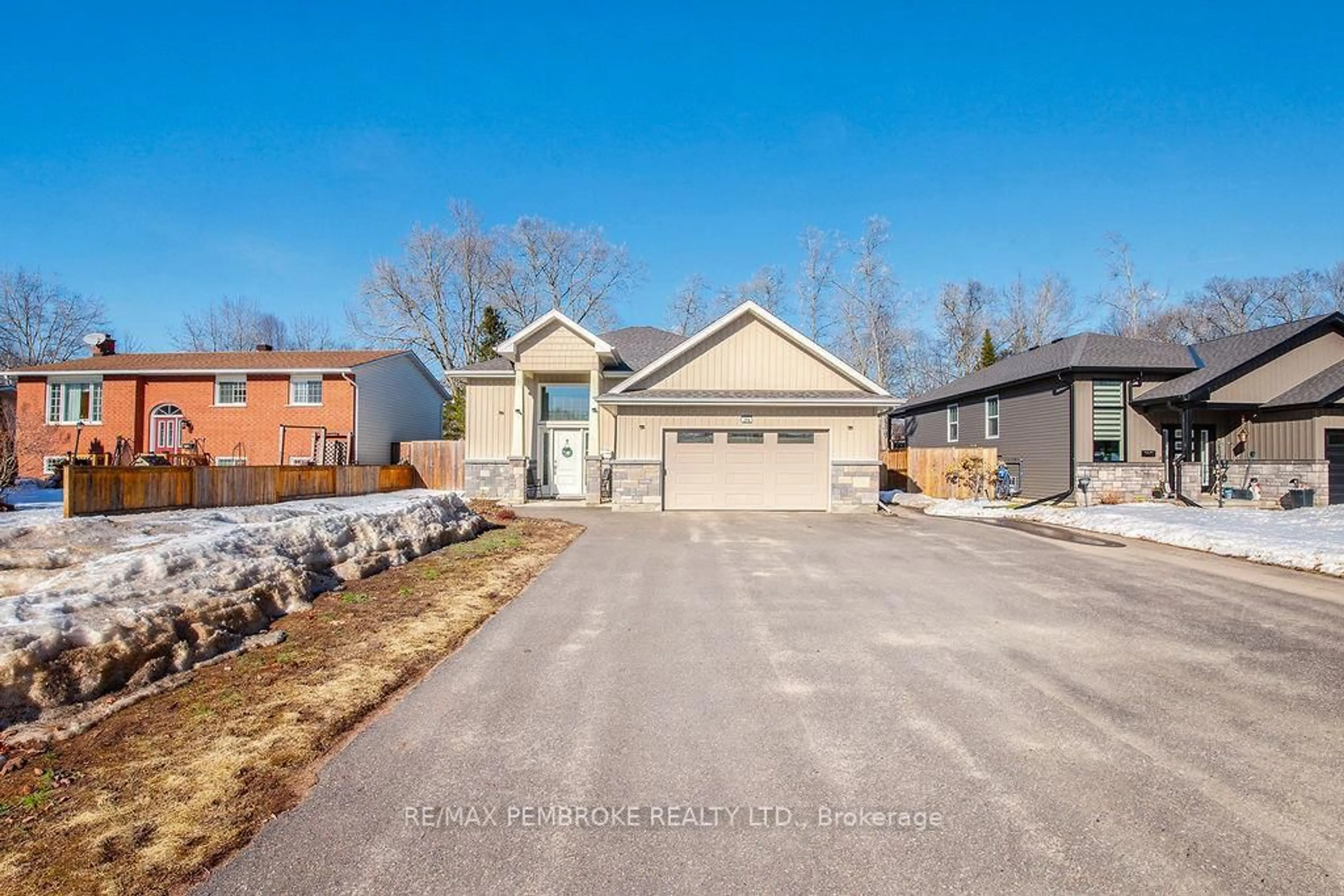 Unknown for 21A East St, Petawawa Ontario K8H 2N7