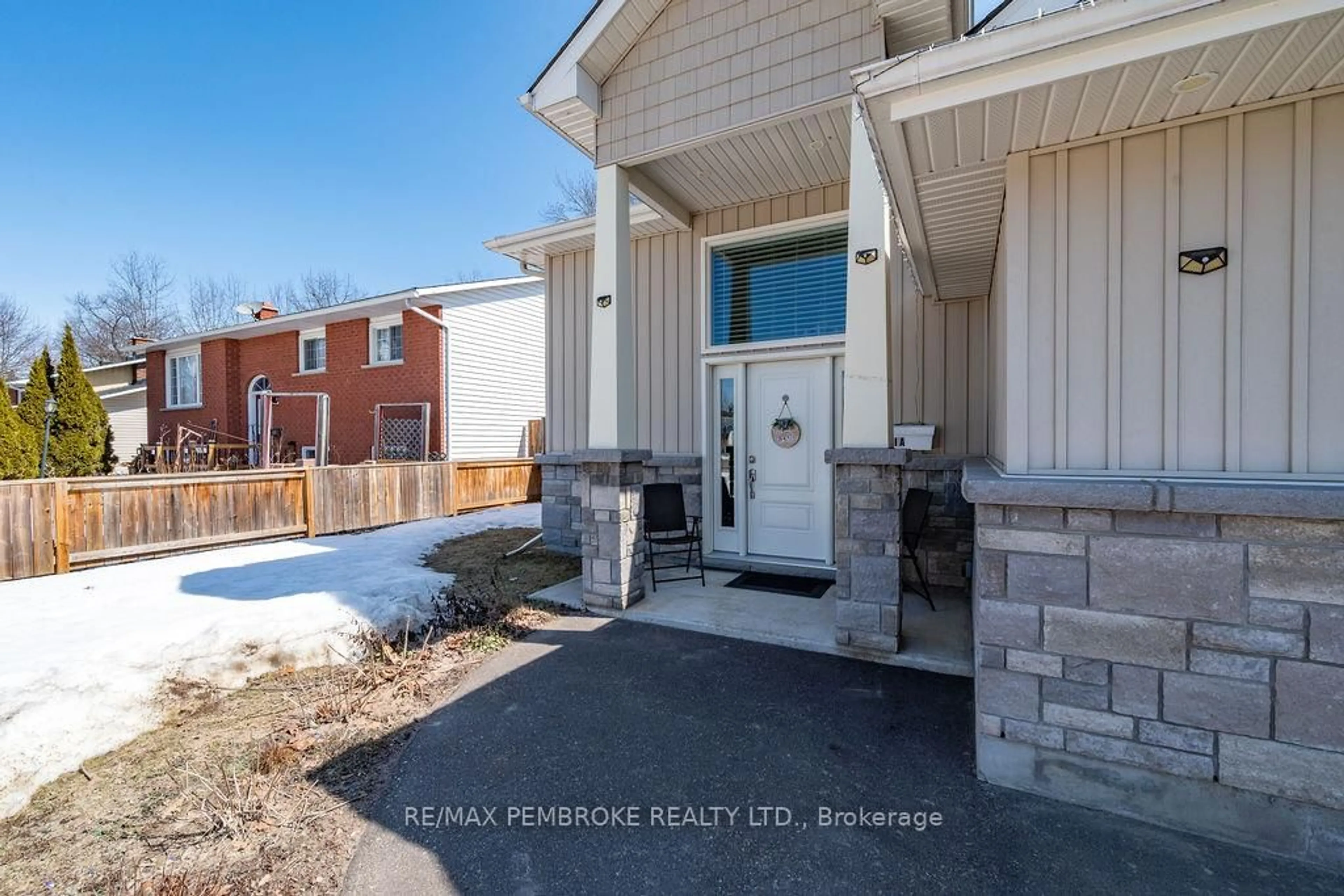 Unknown for 21A East St, Petawawa Ontario K8H 2N7