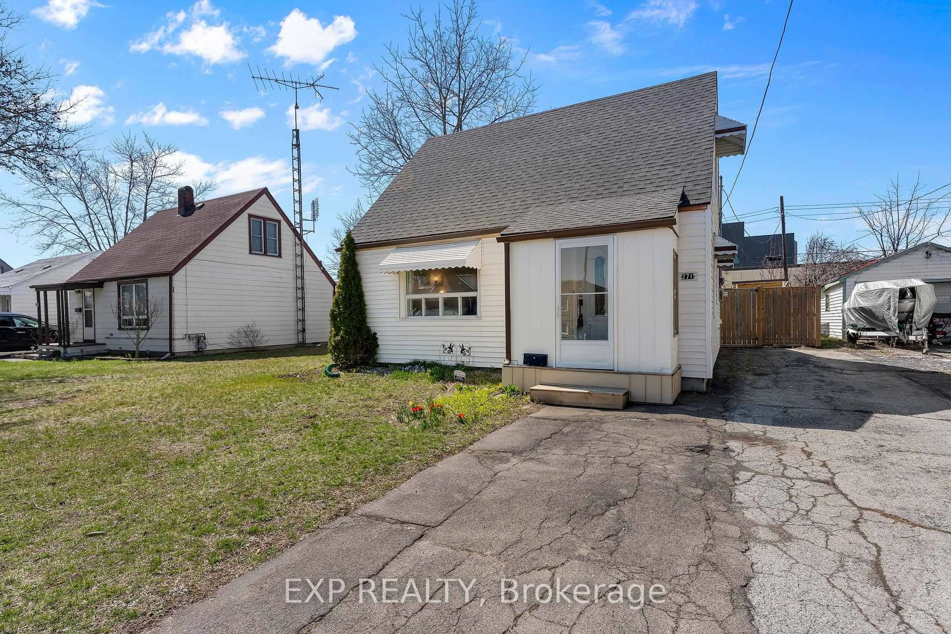 A pic from outside/outdoor area/front of a property/back of a property/a pic from drone, street for 271 Crowland Ave, Welland Ontario L3B 1X5