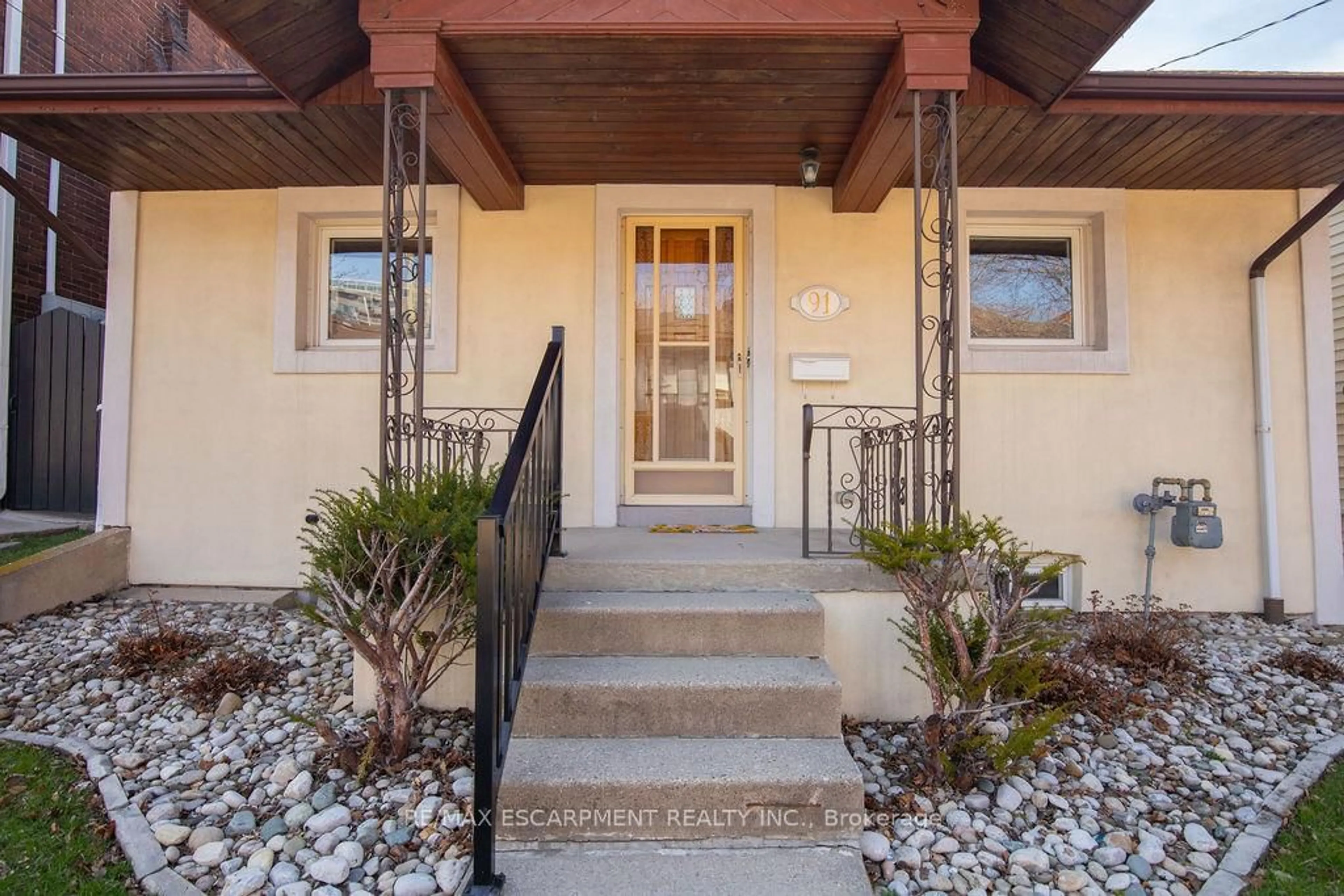 Indoor entryway for 91 Pearl St, Hamilton Ontario L8R 2Z2