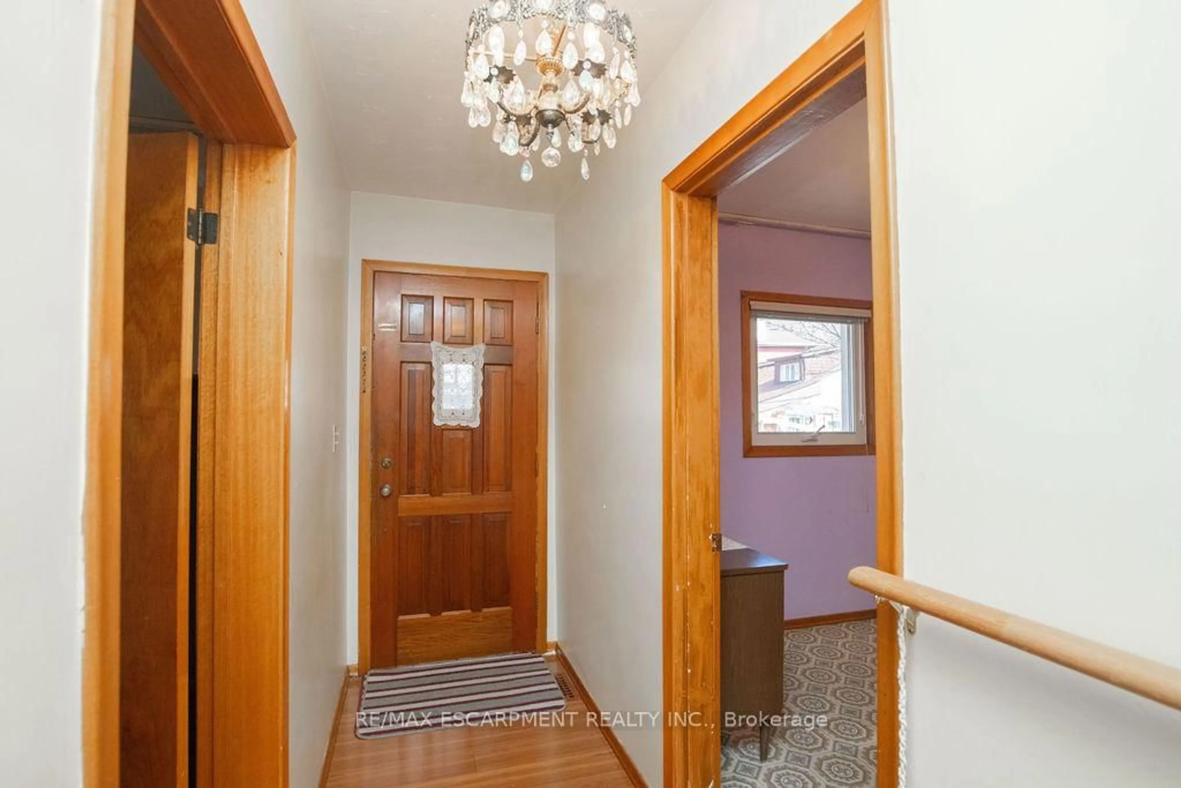 Indoor entryway for 91 Pearl St, Hamilton Ontario L8R 2Z2