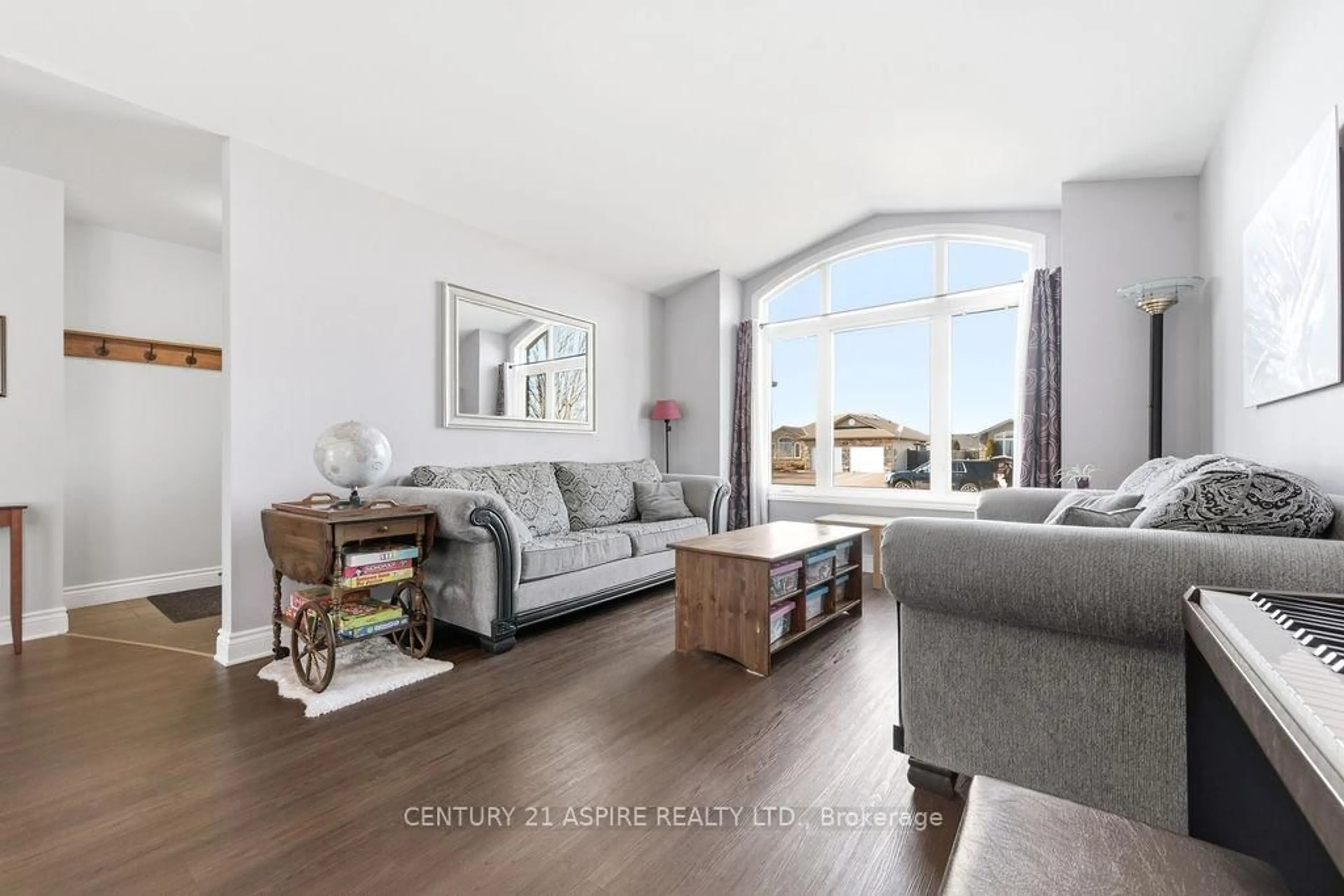 Living room with furniture, unknown for 523 Turning Stone Cres, Petawawa Ontario K8H 0B3