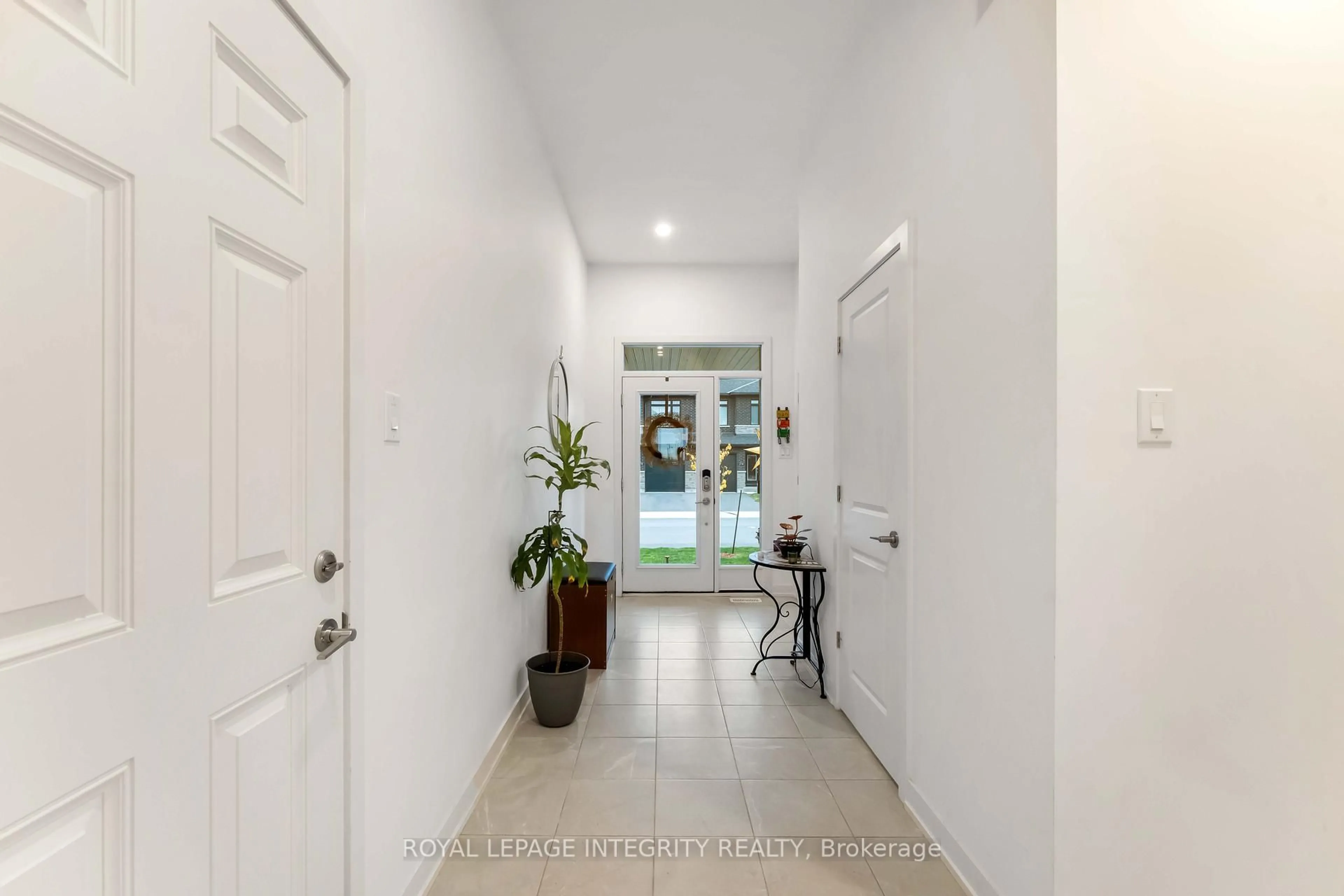 Indoor entryway for 221 Finsbury Ave, Ottawa Ontario K2S 2X9