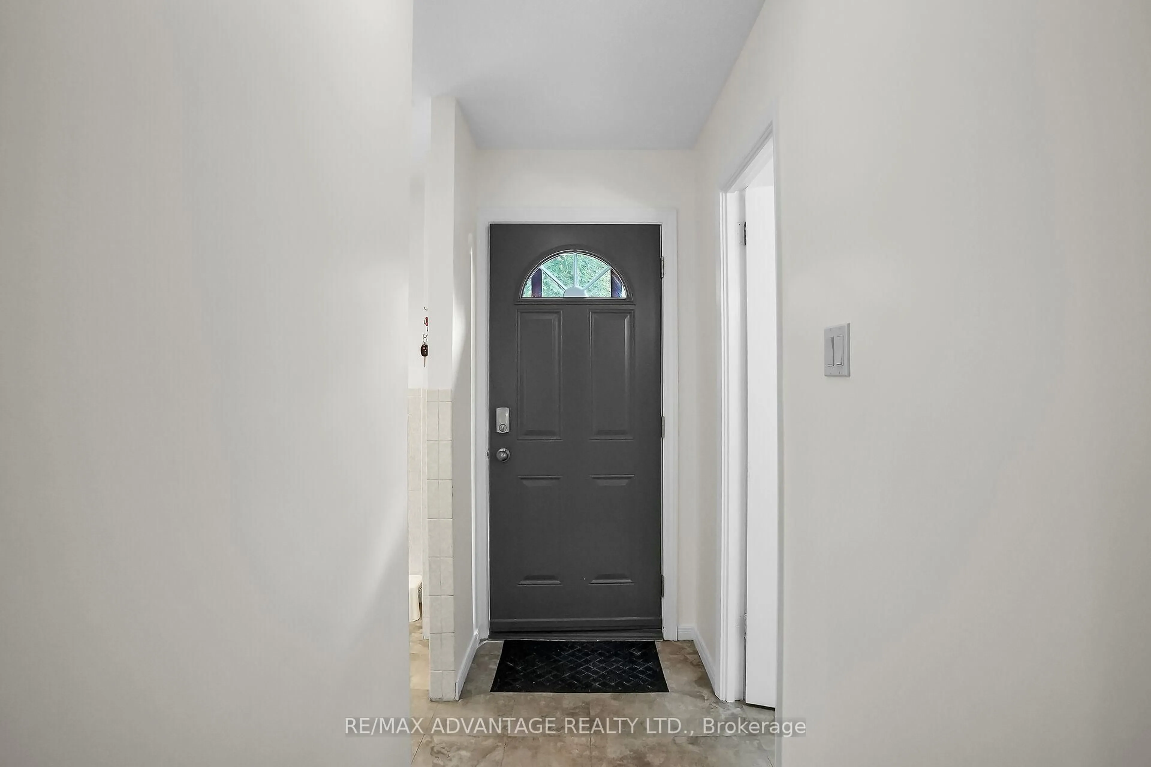 Indoor entryway for 634 Wonderland Rd #60, London South Ontario N6K 1L8