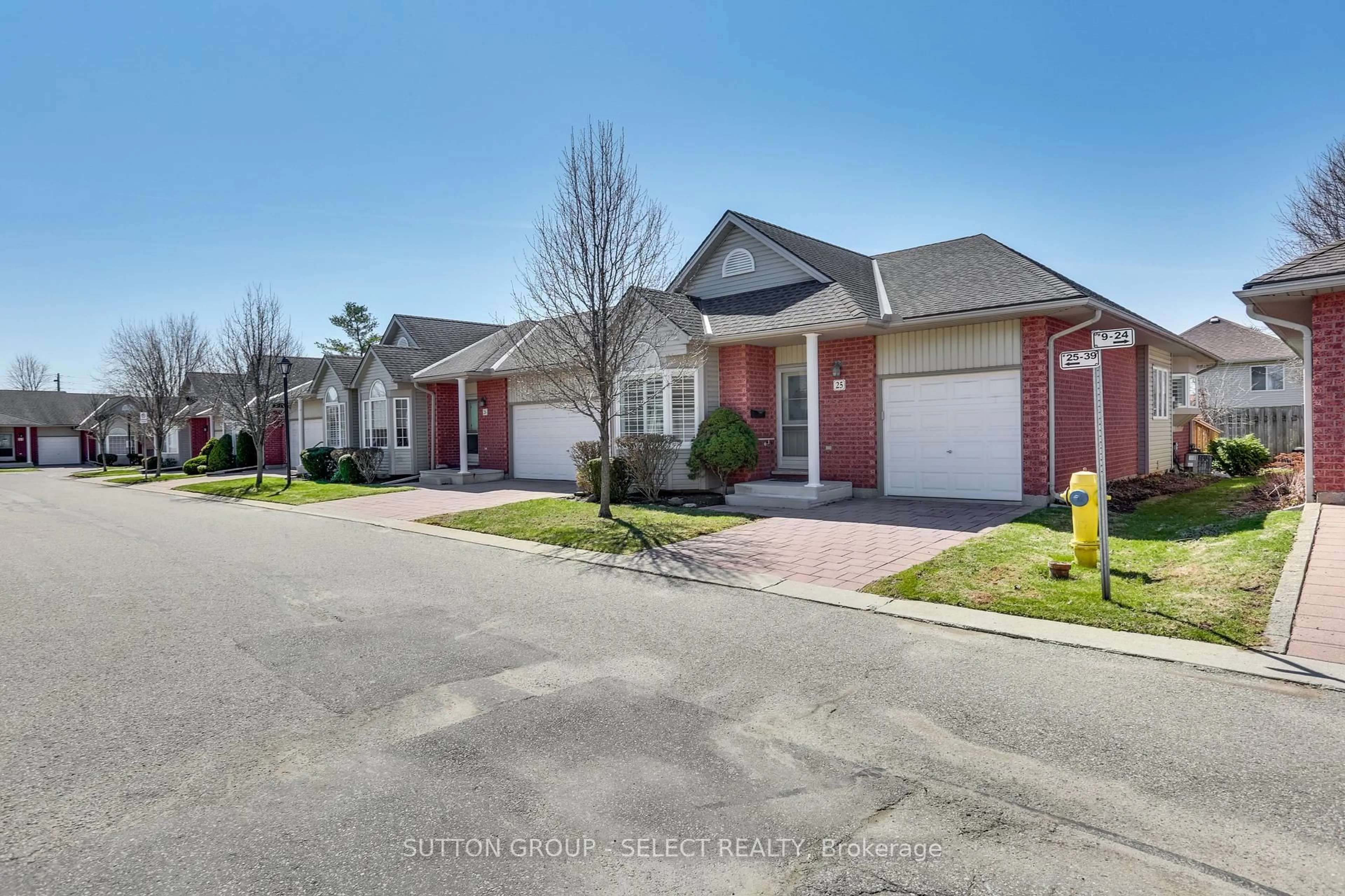 A pic from outside/outdoor area/front of a property/back of a property/a pic from drone, street for 1555 Highbury Ave #25, London East Ontario N5Y 5R2