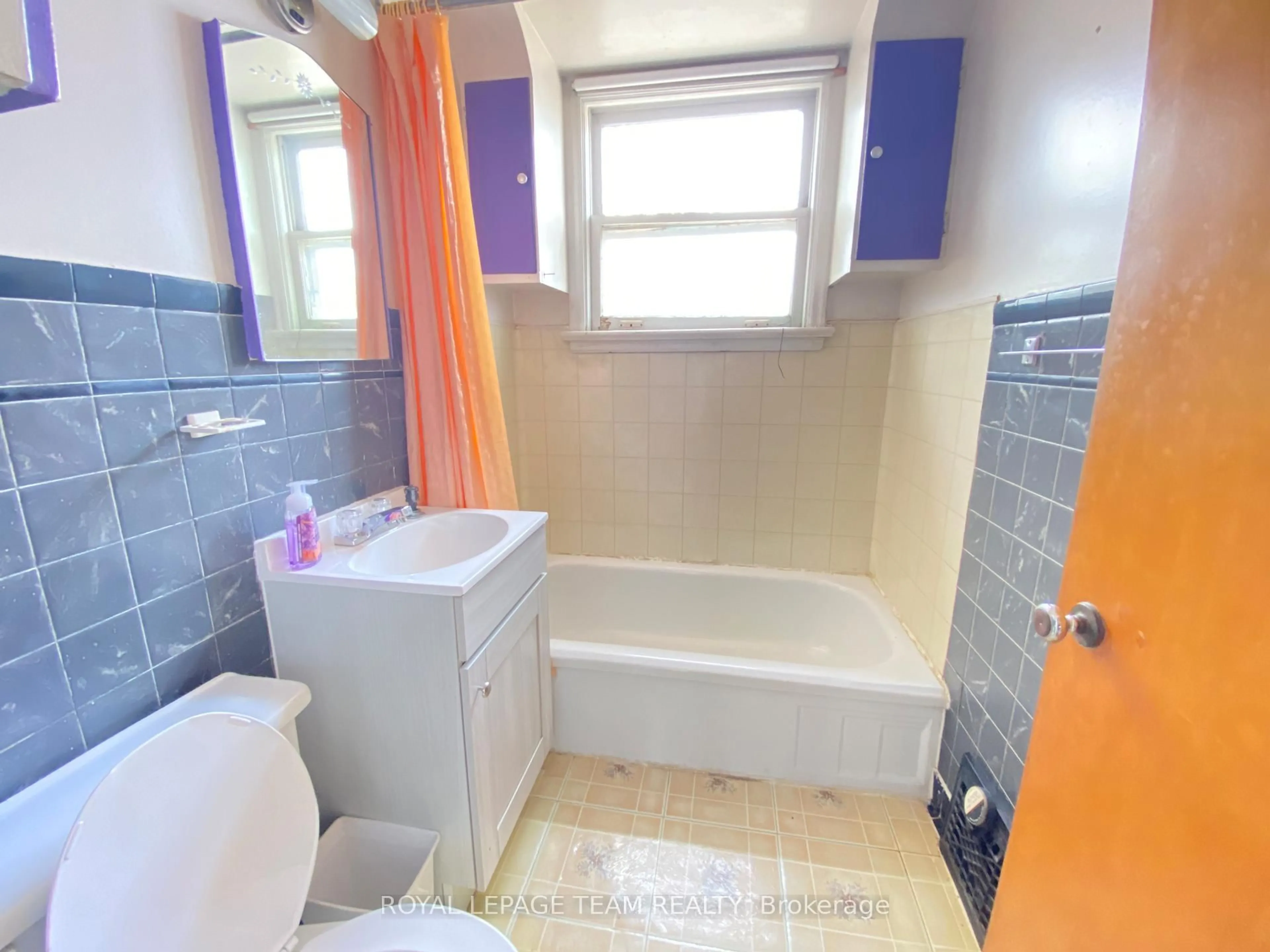 Standard bathroom, ceramic/tile floor for 204 Baskin Dr, Arnprior Ontario K7S 3G8