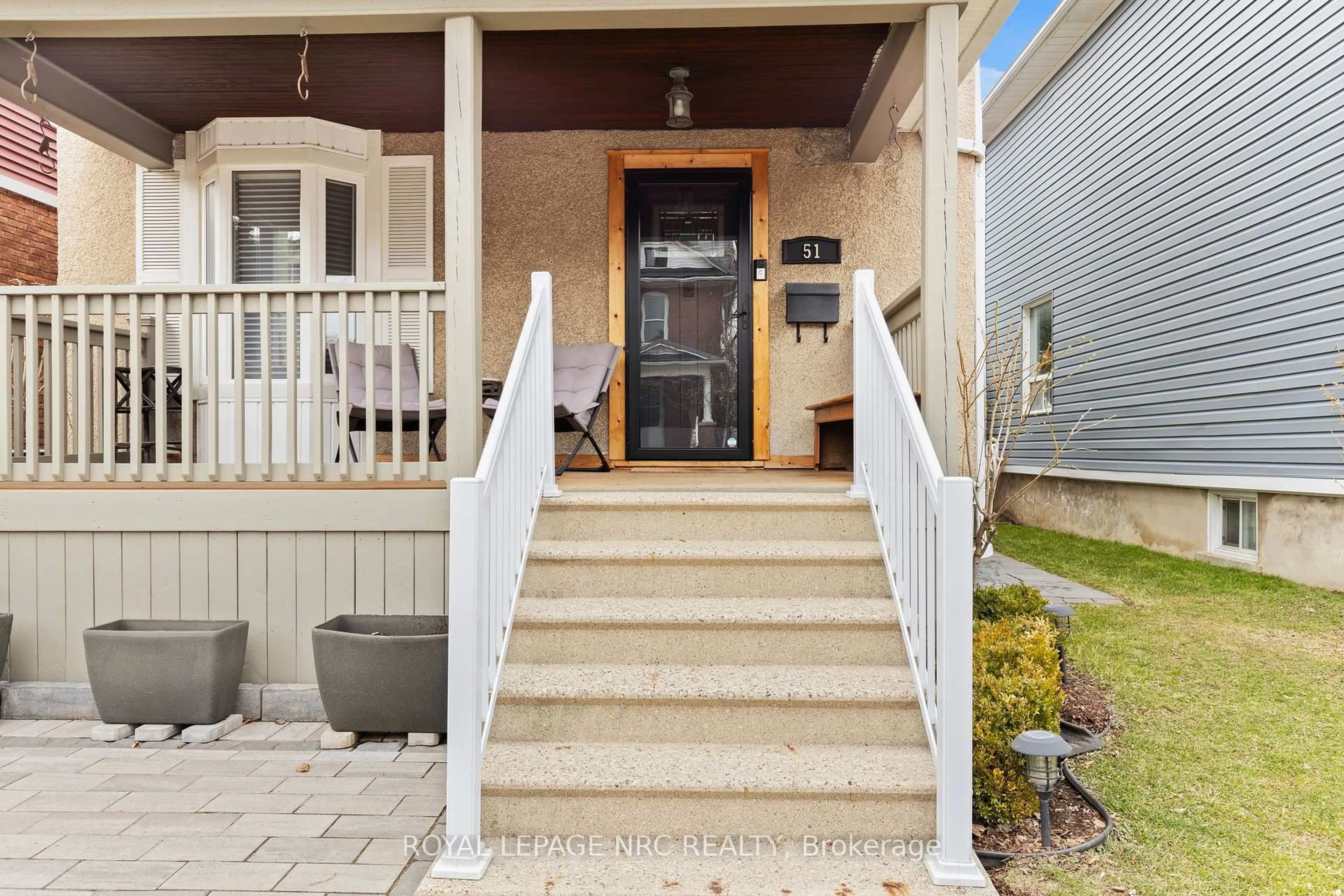 Indoor entryway for 51 Chaplin Ave, St. Catharines Ontario L2R 2E4