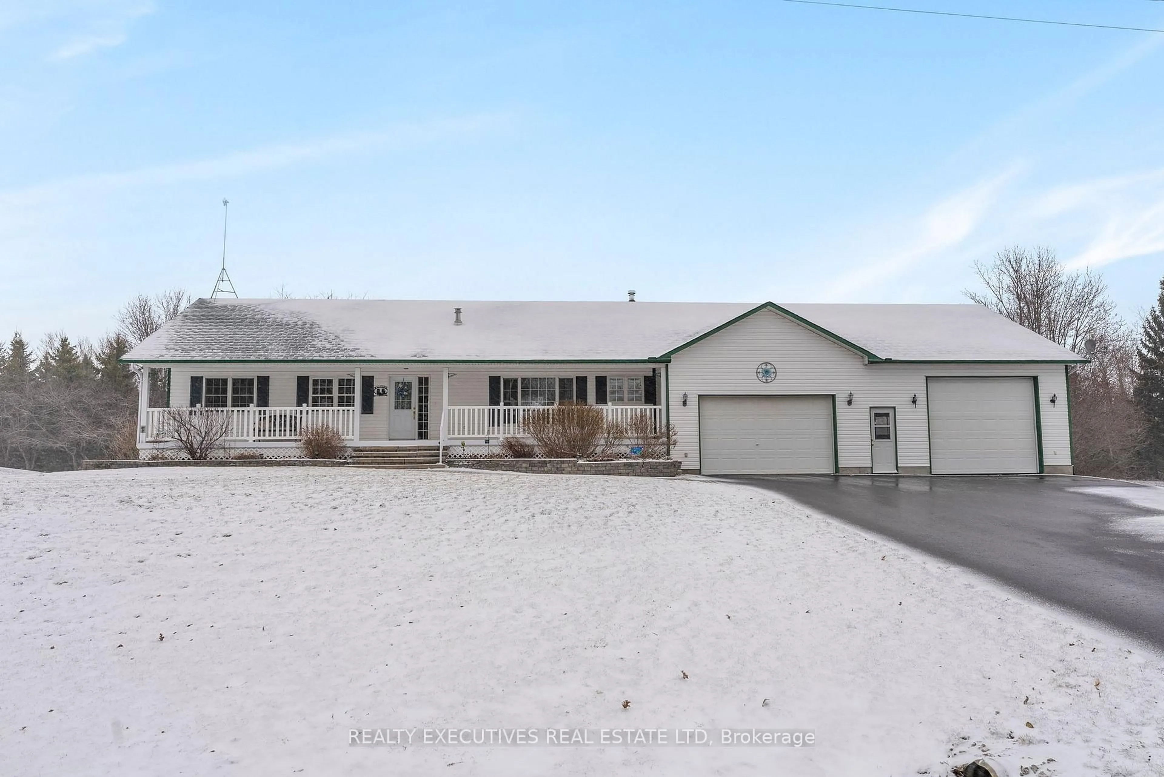 A pic from outside/outdoor area/front of a property/back of a property/a pic from drone, street for 7854 Morningside Ave, Vernon Ontario K0A 3J0