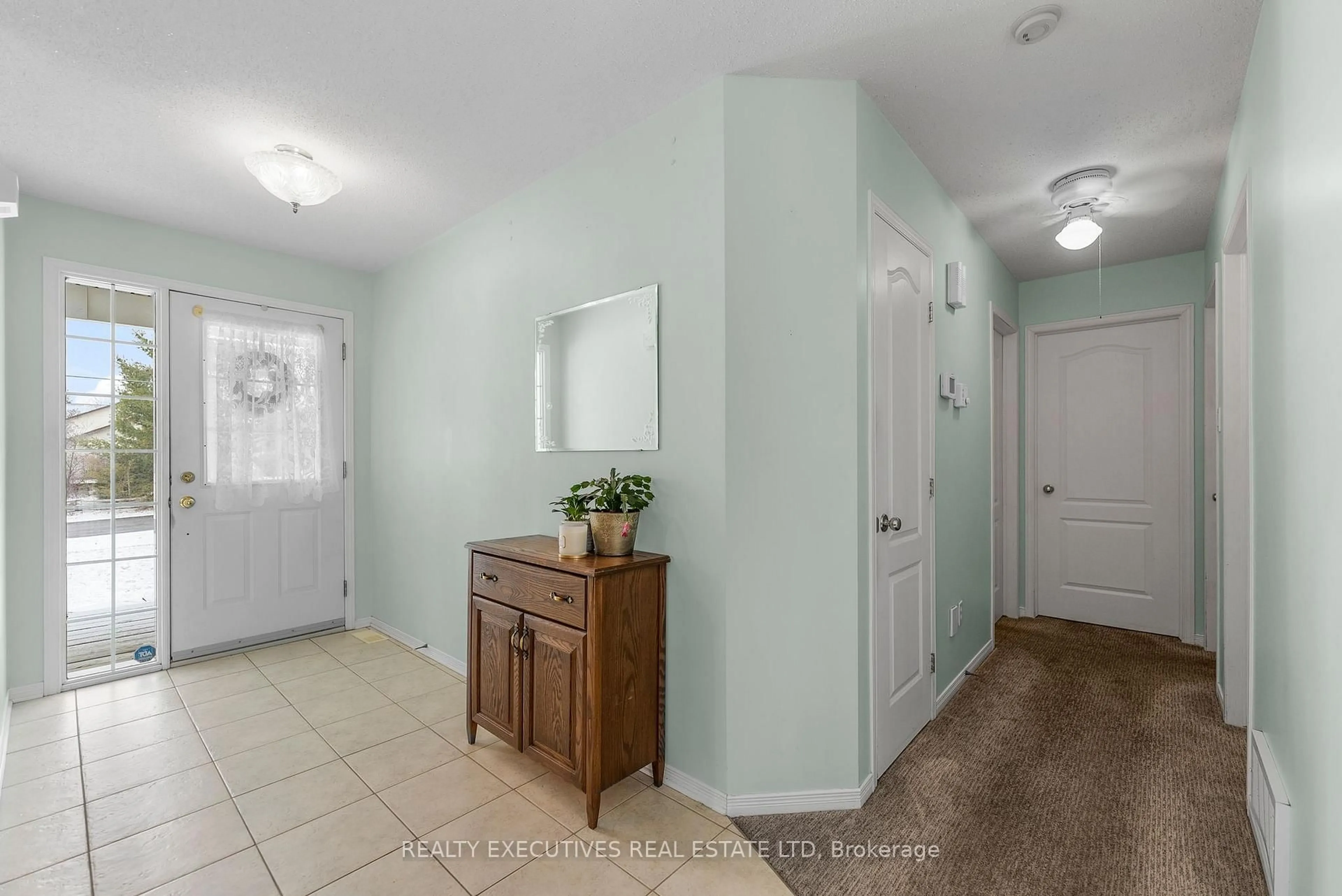 Indoor entryway for 7854 Morningside Ave, Vernon Ontario K0A 3J0